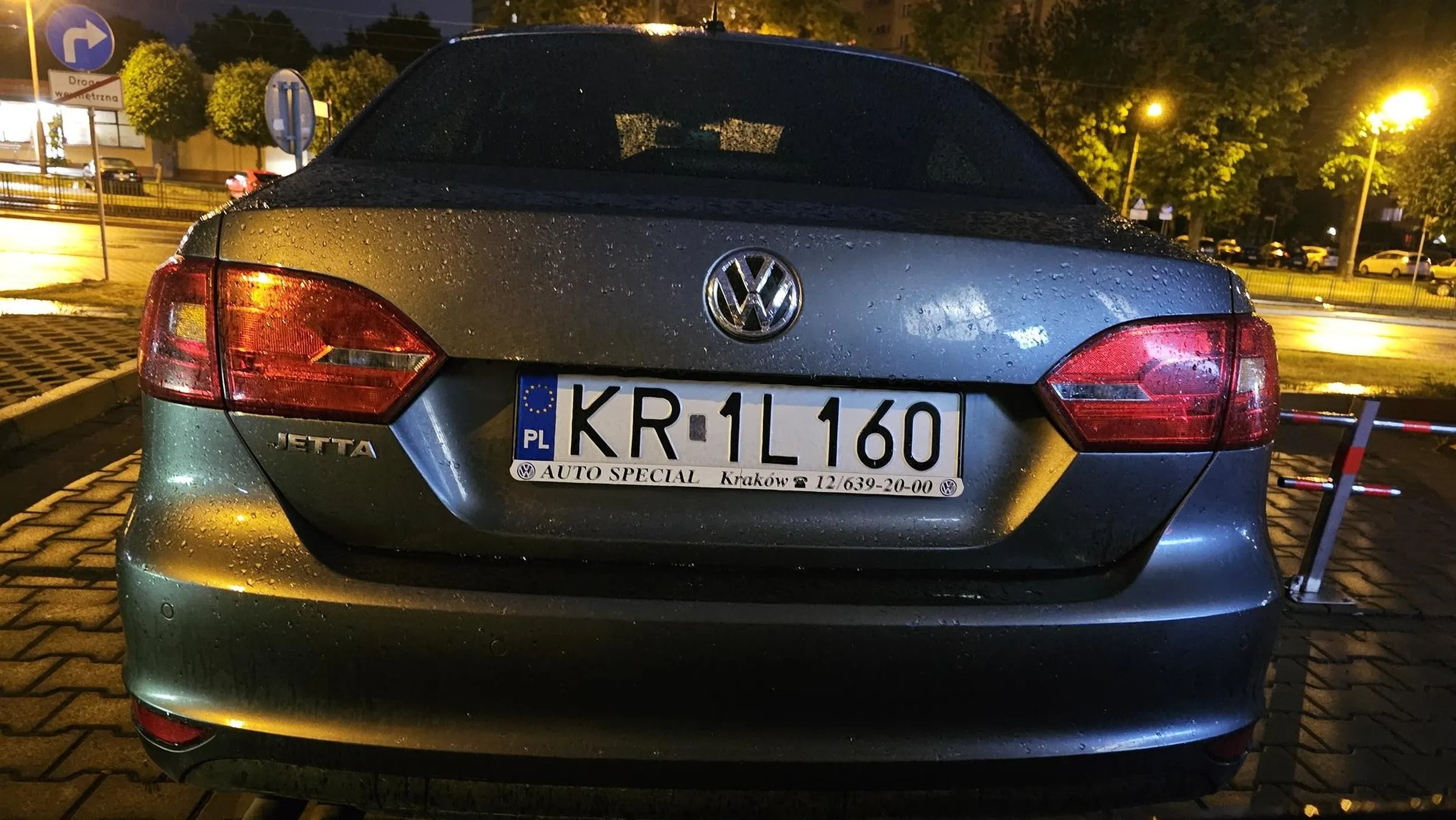 Baba znalazła prawo jazdy w chipsach. Parkuje prostopadle na równoległych miejscach postojowych czym zastawia inne auta na parkingu i nie chce odjechać żeby umożliwić bezproblemowy wyjazd z parkingu, czym doprowadziła do kolizji. Obyś sobie ten głupi ryj rozwaliła.