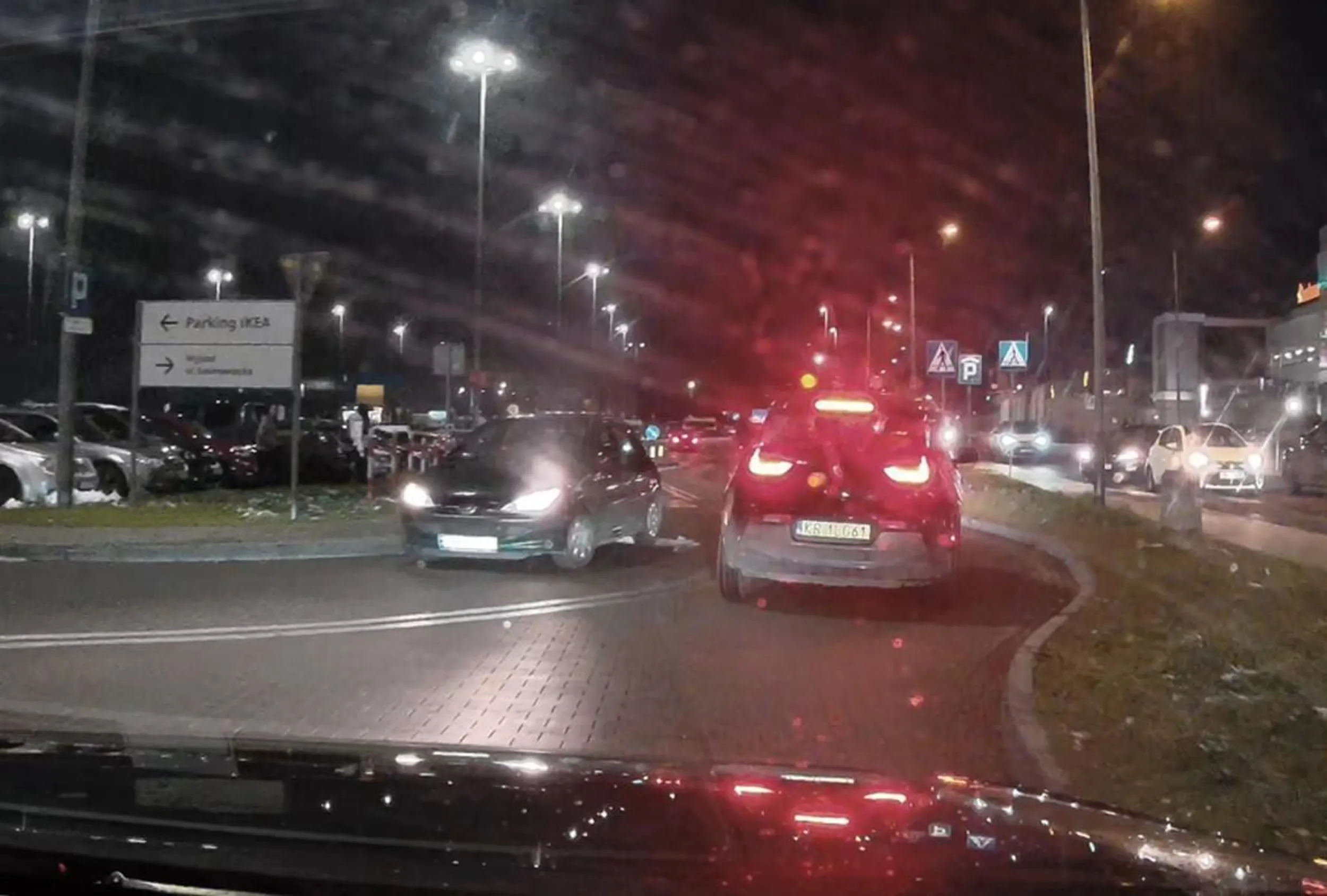 jeździ jak psychol, a totalnie nie ogarnia samochodu