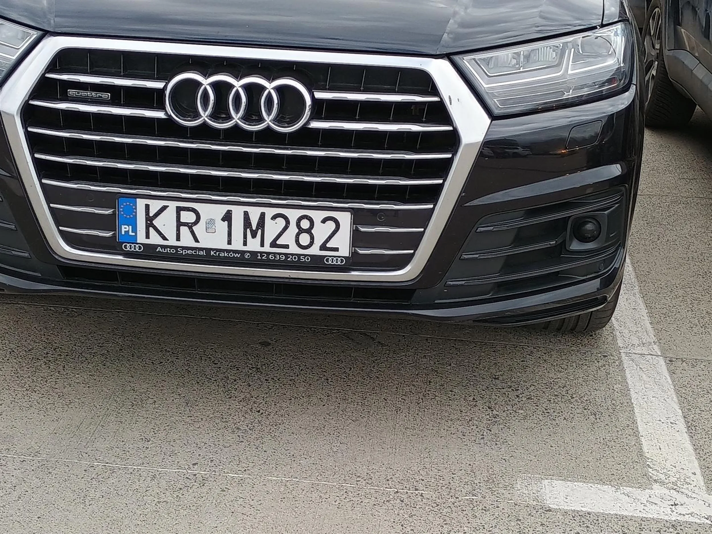 Nie dość, że cham i prostak. Jedynie co umie to pokazać środkowy palec. Prawo jazdy wygrał w chipsach.