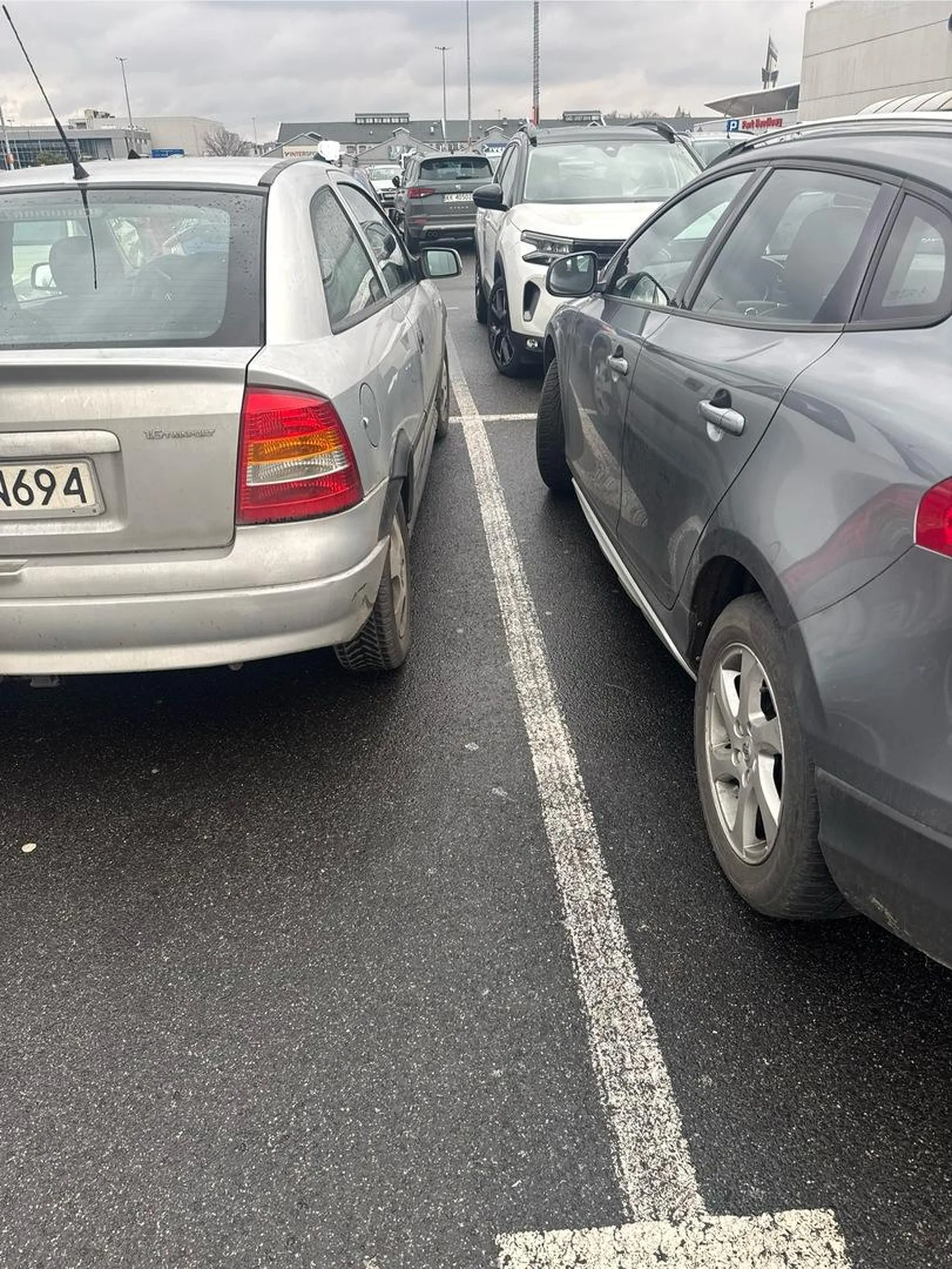 Dziadek prawko w paczce z cukierkami wygrał, po uderzeniu drzwiami w auto skomentował tylko „auto to nie cukierek, ma się obijać”. Parkowanie też na medal