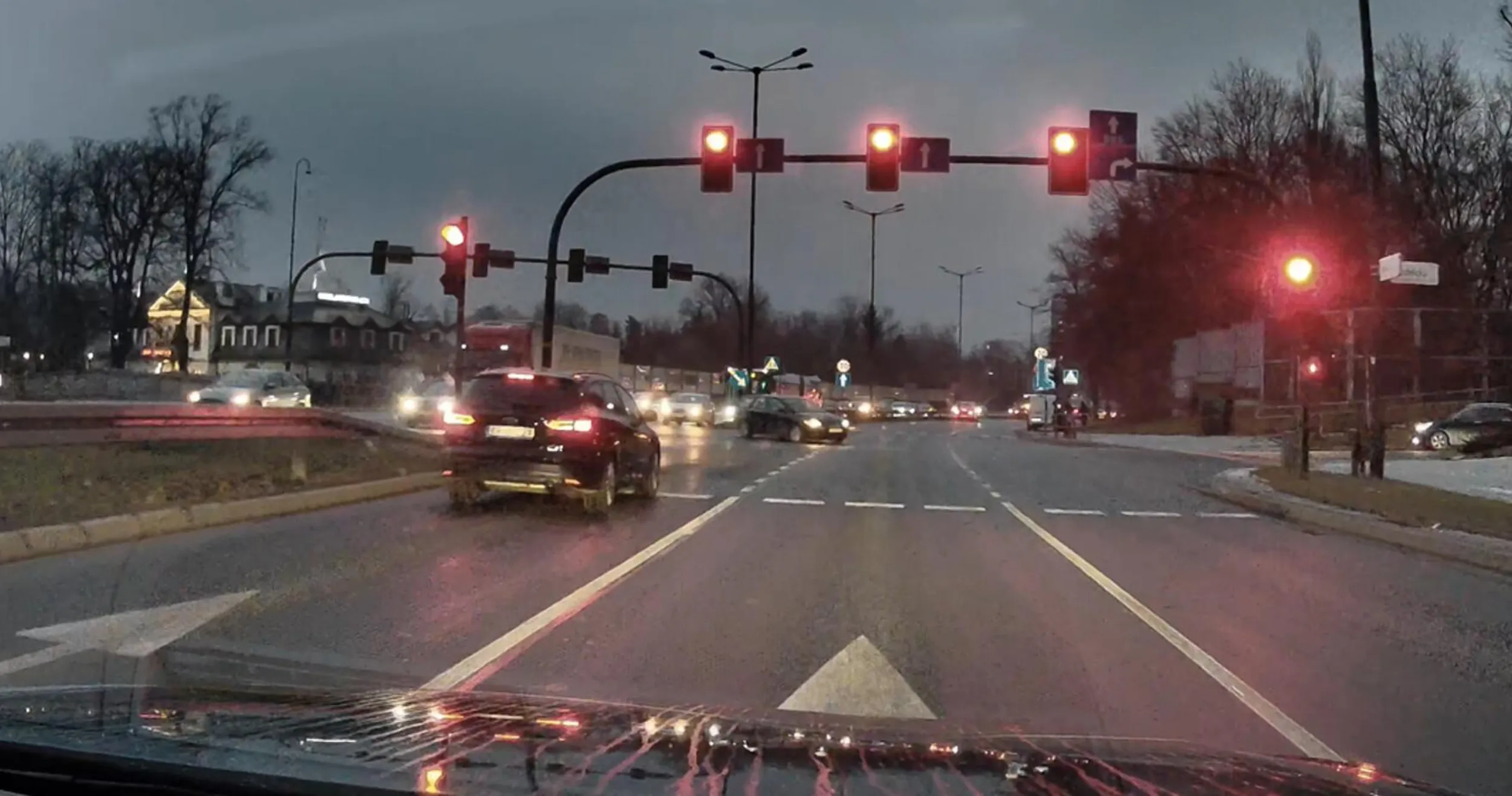 król lewego pasa najpierw zapomina czym jest ruch prawostronny, a potem wciska się na chama pomiędzy samochody wymuszając pierwszeństwo, bo przypomniał sobie, że czas skręcić