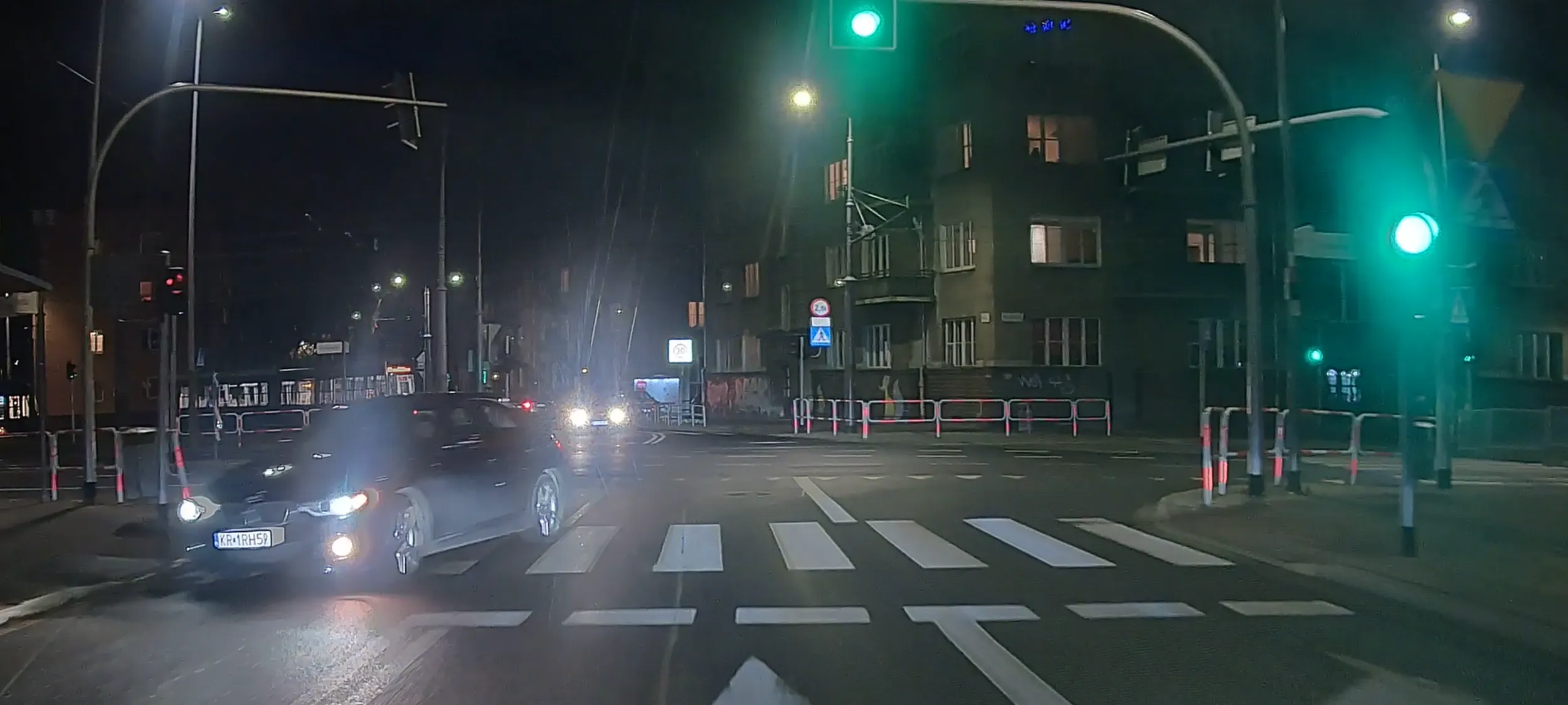 Cwaniak w BMW jeździ na ewidentnym czerwonym świetle.