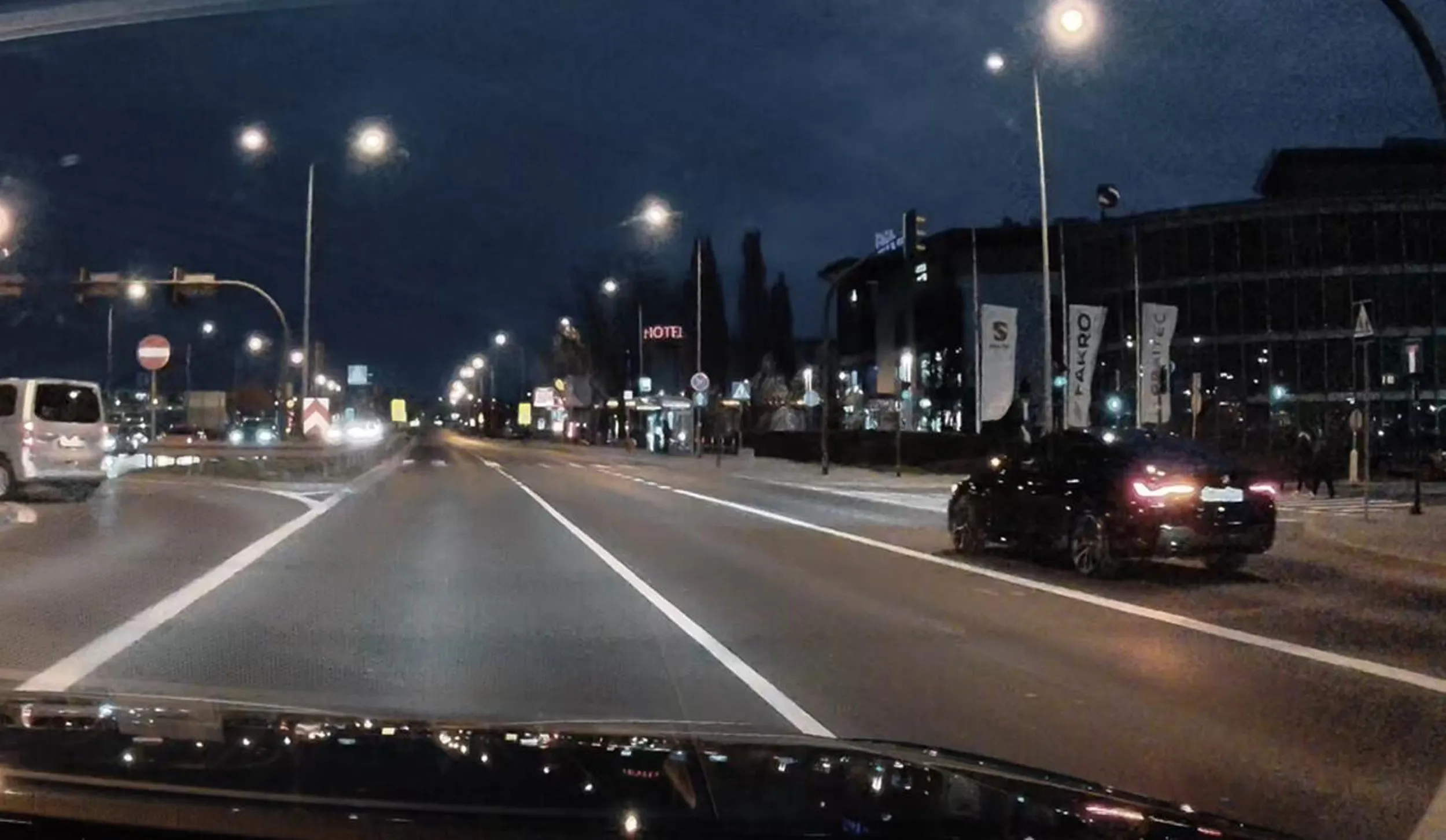 bananek wyprzedza sobie błogo cały korek buspasem