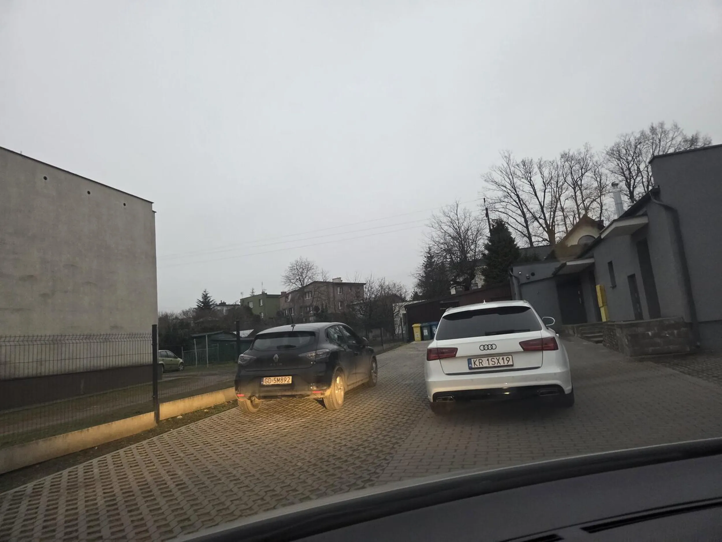 Święta krowa staje centralnie na środku wjazdu mimo że parking obok stoi prawie pusty bo ty i twój bahor musicie do sklepu więc przepisy nie obowiązują! Kawał grubej wrednej baby ... huj z dostawcami - paniusia co jej z butów słoma wystaje musiała zajehać.. strzeż się Starogard ..