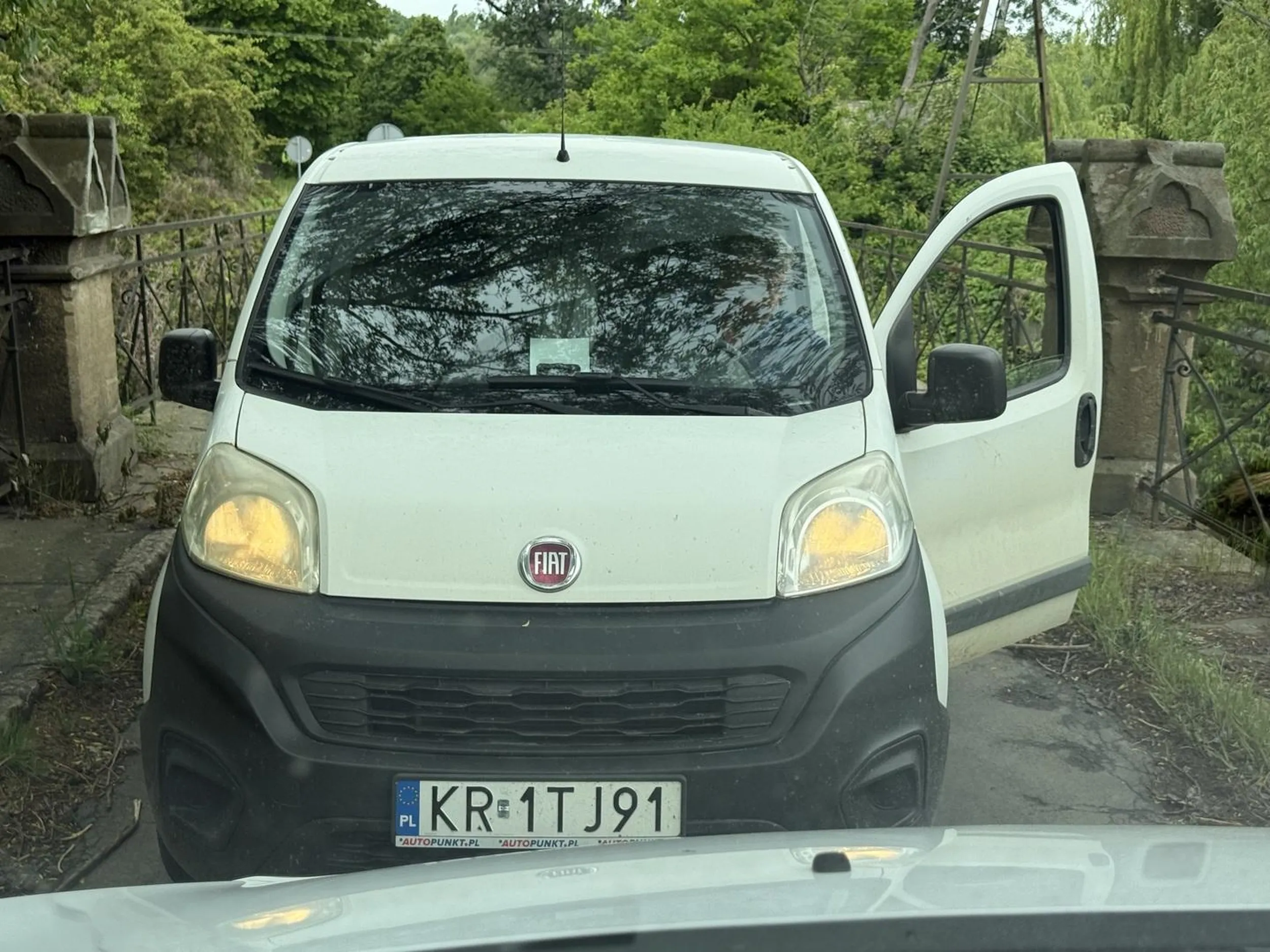 Faja wymusza pierwszeństwo a potem mówi żeby policję wyzywać