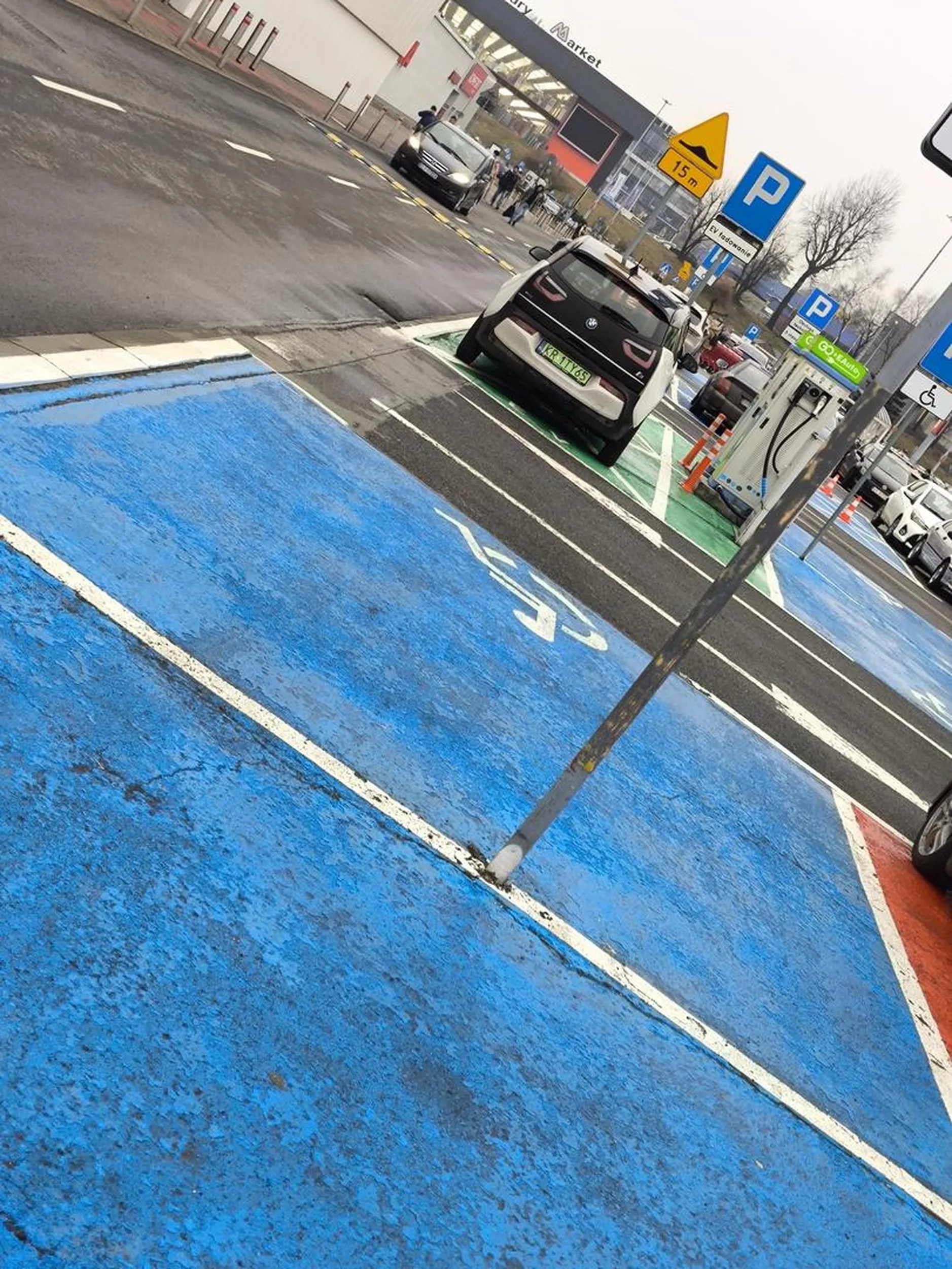 Zaparkował samochod na ładowarce tak poprostu, i nie ładuje się. Przecież są miejsca dla samochodów elektrycznych 50 metrów dalej, ale chyba nogi mu odpadną jak trochę ruszę tyłkiem