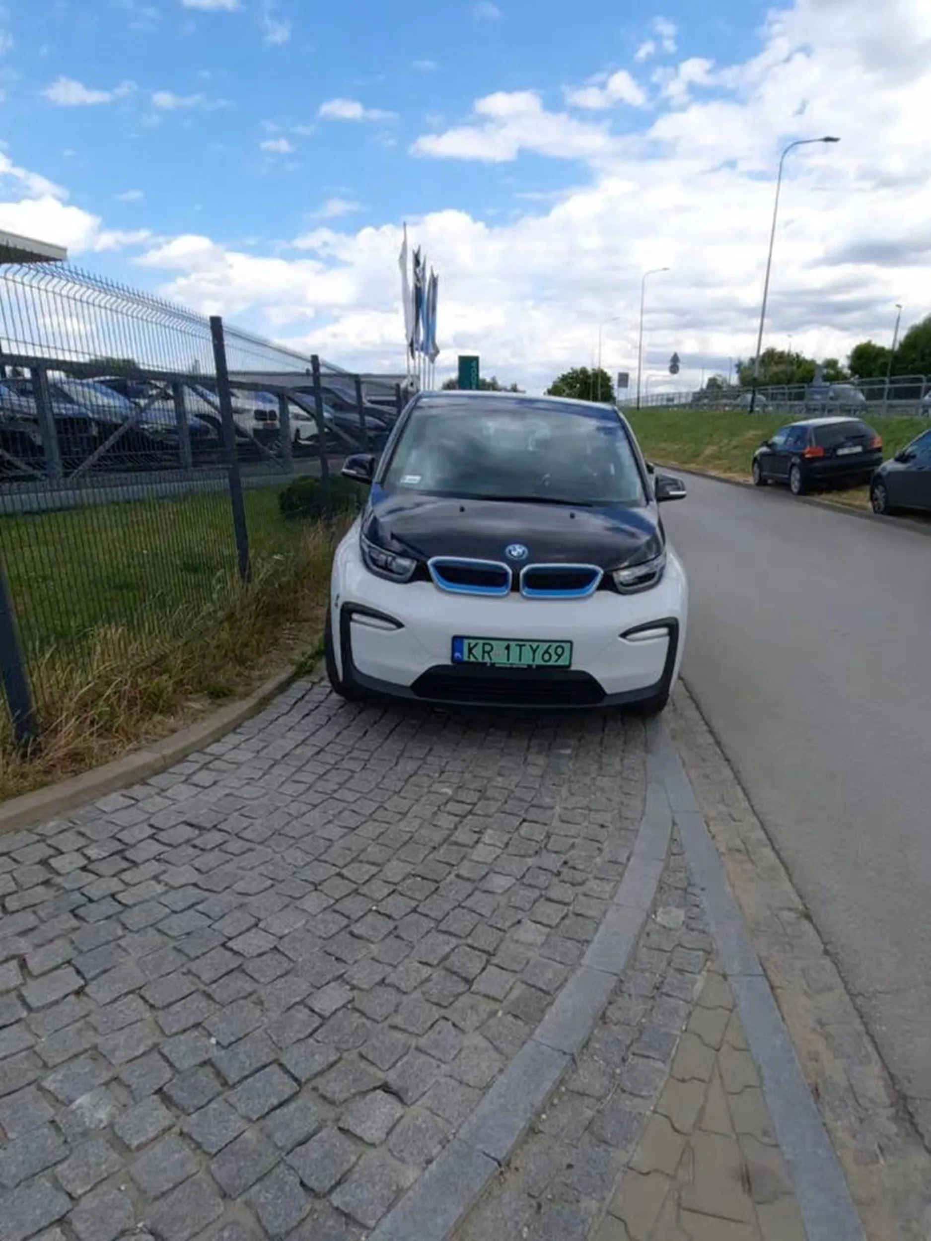 wzór zachowania dla wszystkich, którzy chcą być znani nie z klasy, tylko z buractwa. brawo