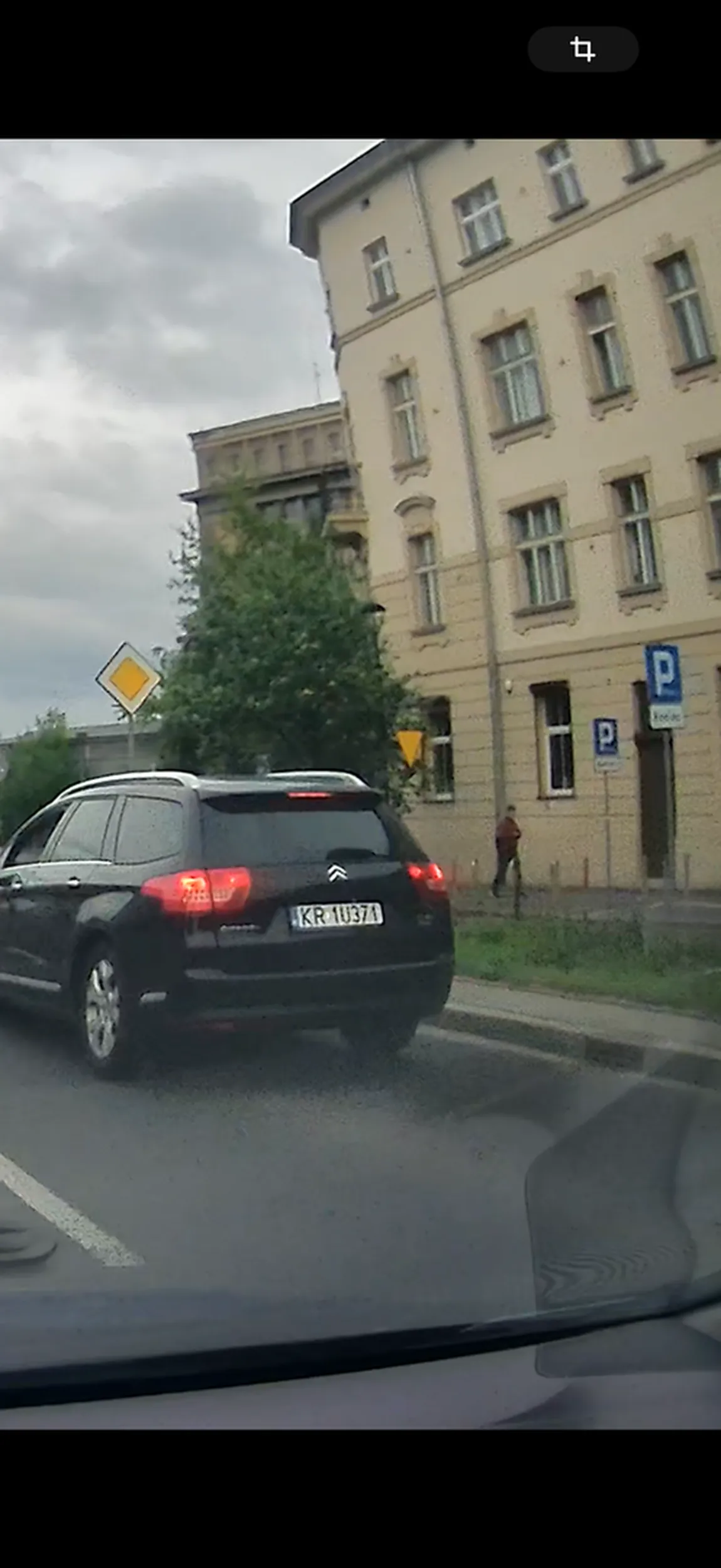 Chory narkoman przejechał na czerwonym świetle z dużą prędkością i niemal zniszczył samochód