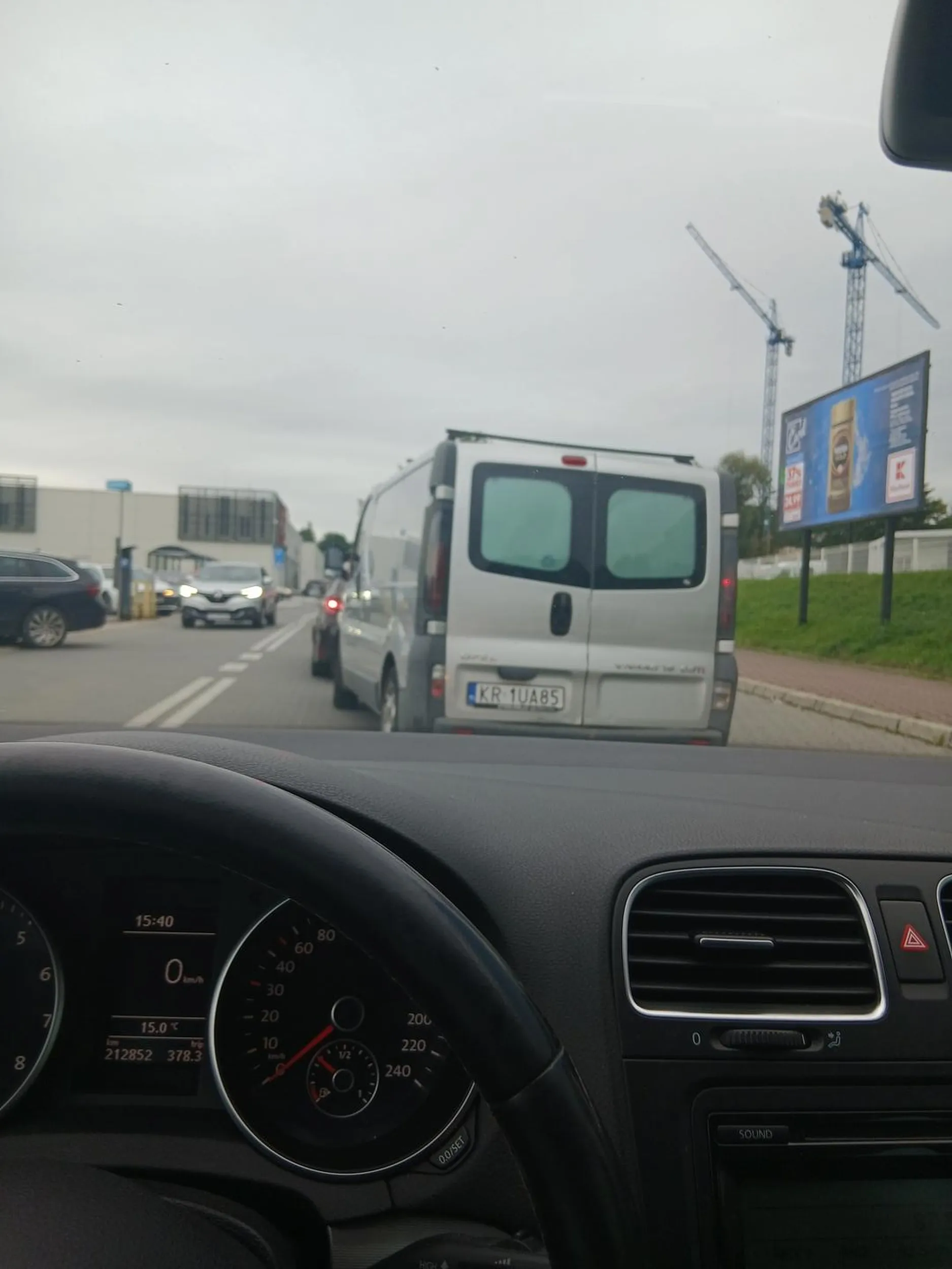 Wpycha się w korku powodując potencjalne zagrożenie wjeżdżając prawie w bok