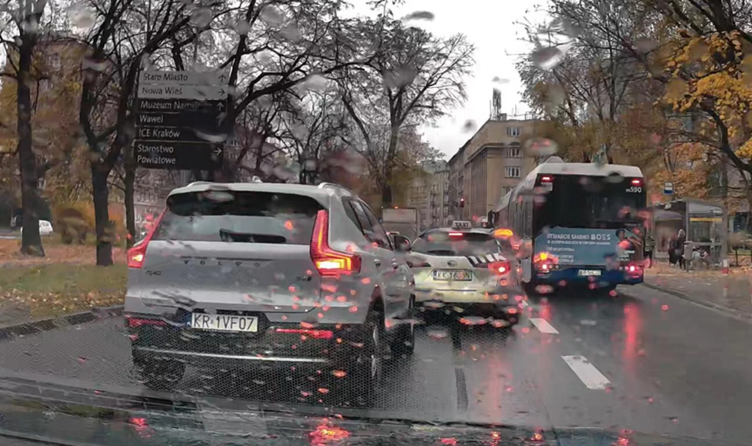 grażynka zakochana w lewym pasie, a gdy w końcu musi zjechac na prawy wpycha się prosto przed maskę