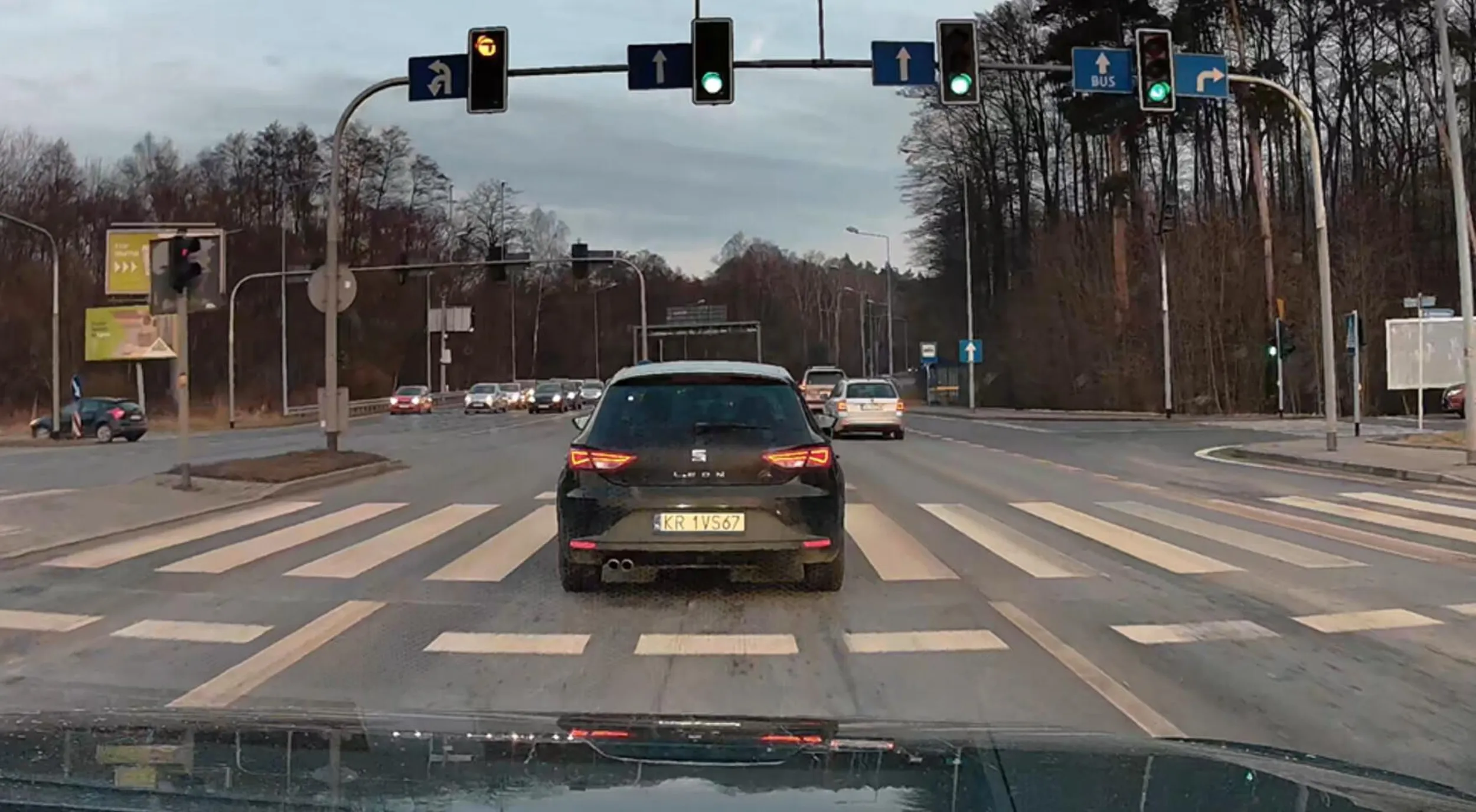 król lewego pasa: zamula lewym, o przyspieszeniu przypomina sobie oczywiście podczas wyprzedzania go prawym pasem