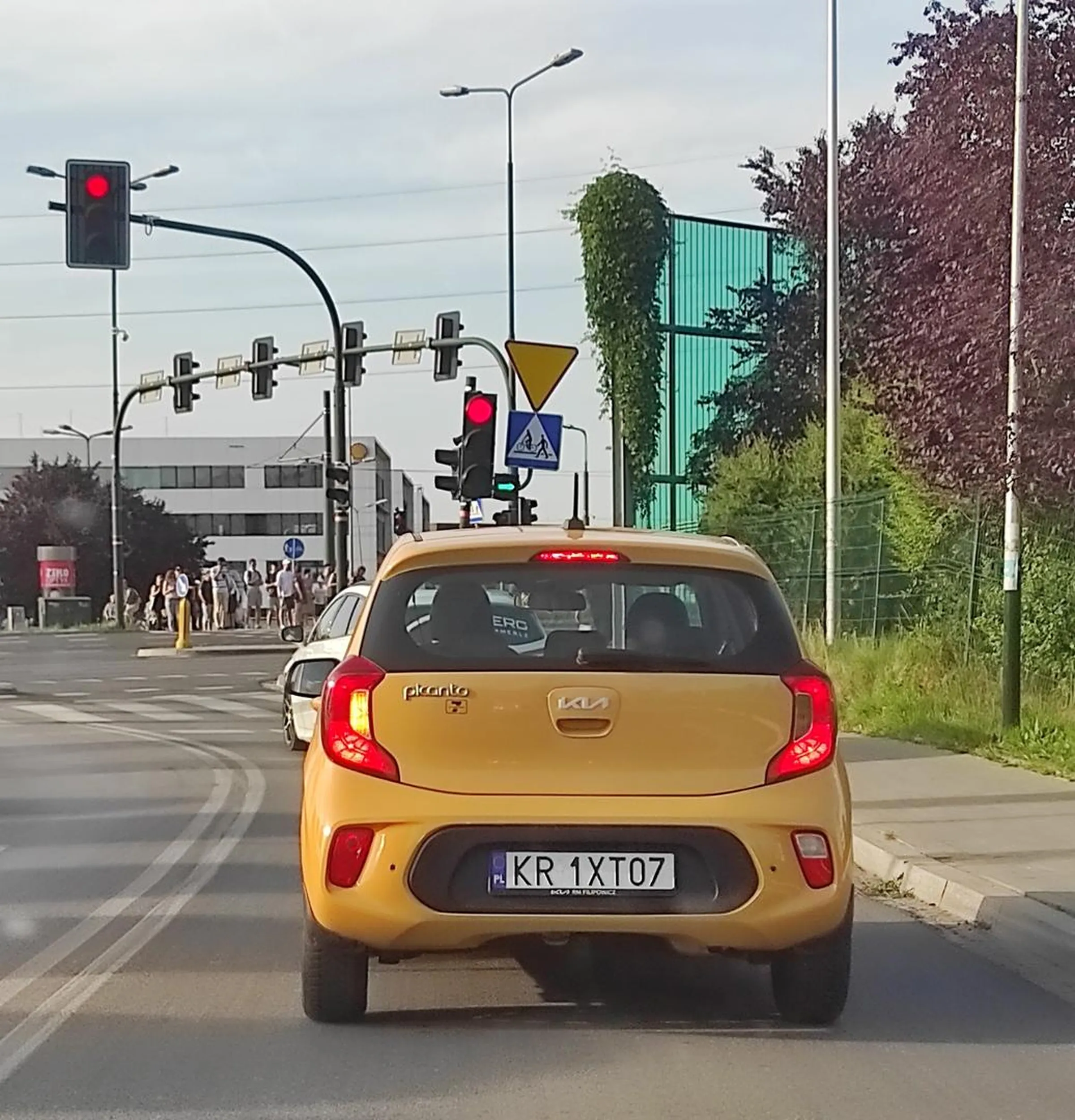 Ludzie z takim brakiem orientacji nie powinni mieć prawa jazdy. Baba jeździ po mieście 30 km/h rozglądając się na wszystkie strony jak by nagle znikąd miał jej ktoś wyskoczyć. Przed każdymi pasami dla pieszych zwalnia do 10-20 km/h, gdy ktoś z pieszych idzie chodnikiem 5/10m od pasów to się wręcz zatrzymuje. Na skrzyżowania wjeżdża z takimi samymi prędkościami a jej głowa lata dookoła jak pieskowi z kiwającą głową, choć ma pierwszeństwo. Porażka.