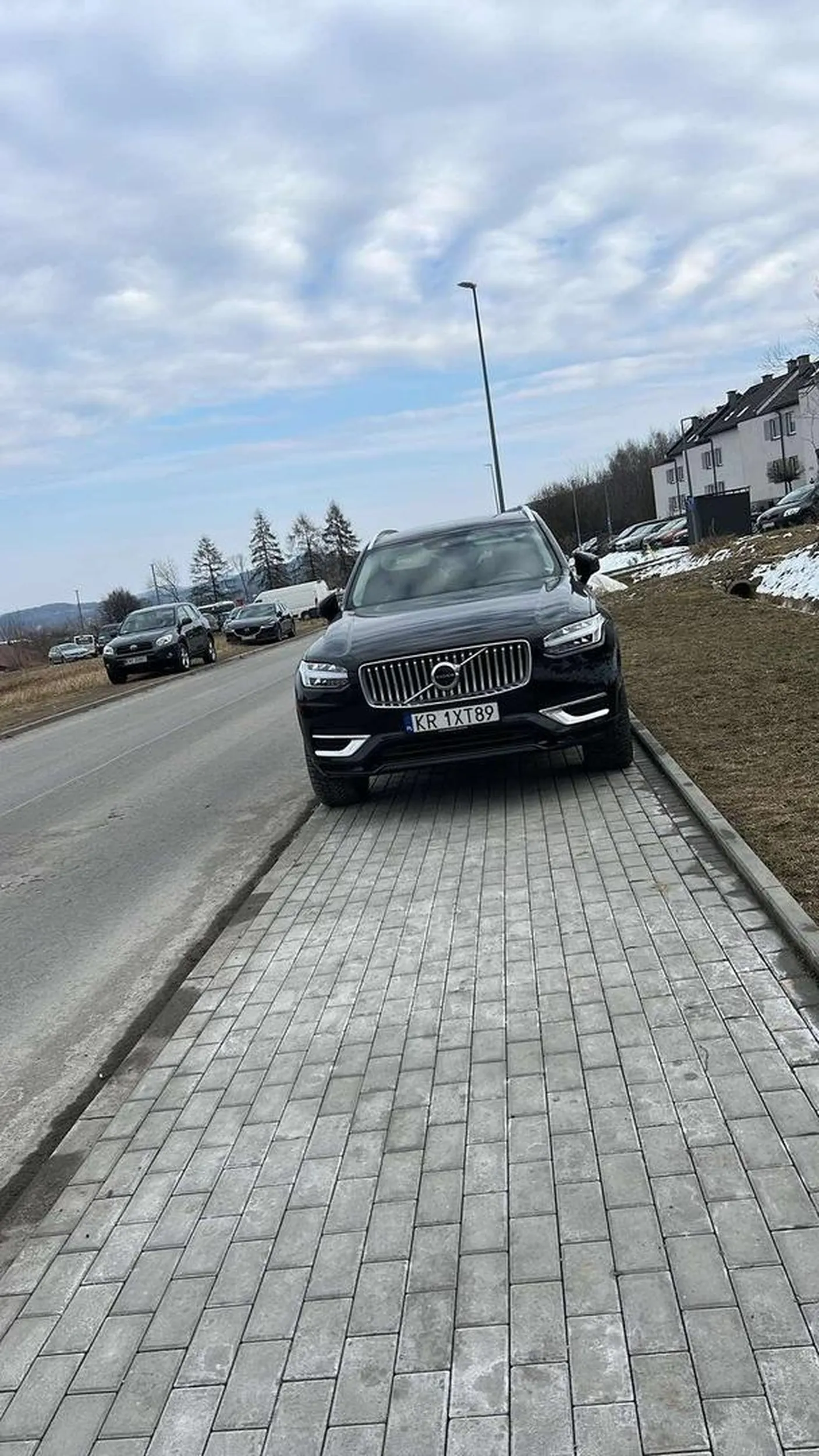 Ja rozumiem że parking obok był już pełny, ale żeby tak na chodniku?