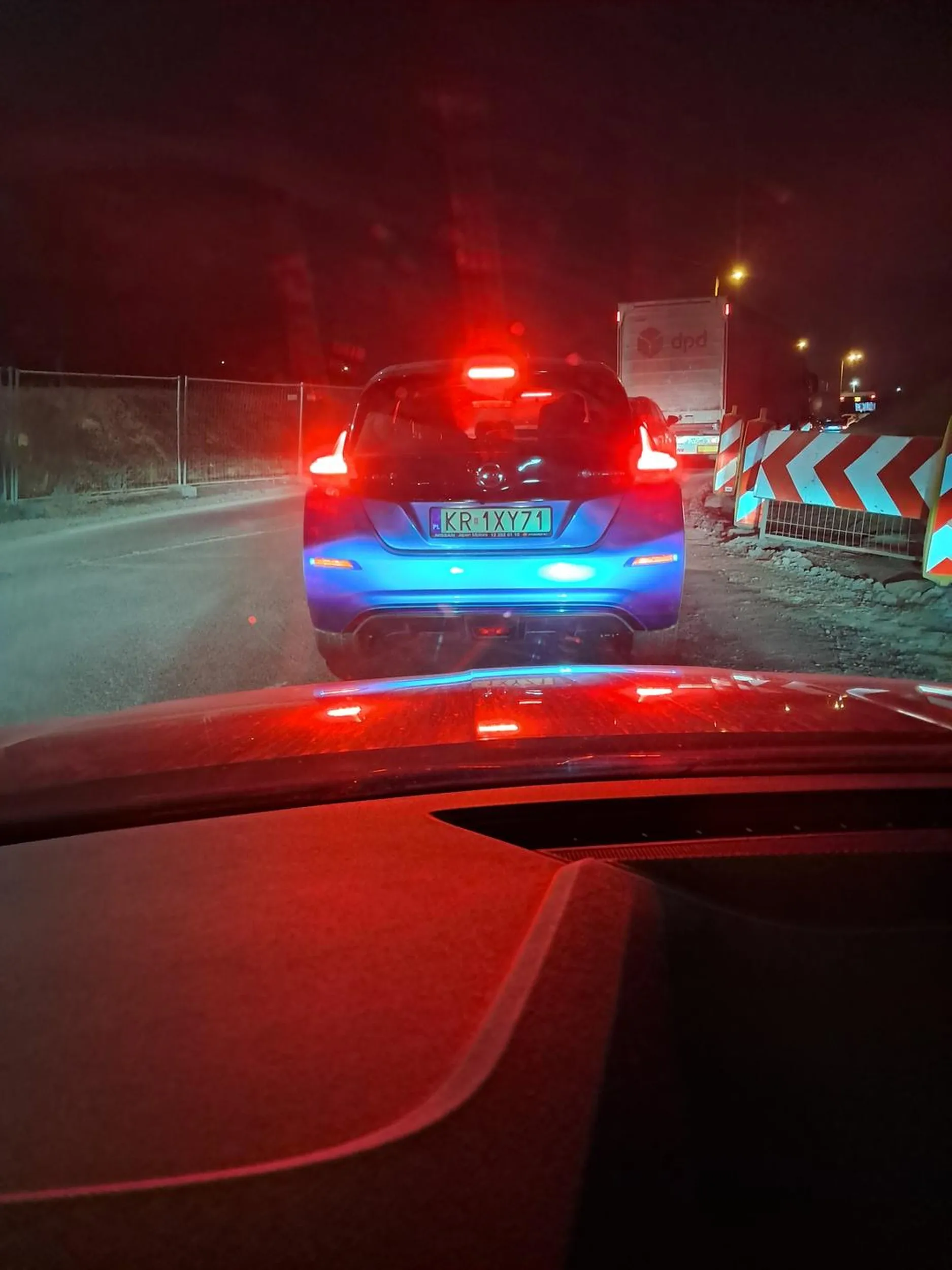 Kierowca tego auta ( bezmyślna kobieta), okolice placu bieńczyckiego wczoraj ok godz 18  wymuszając pierwszeństwo i jadąc z impetem w prowadzony przeze mnie pojazd doprowadziła do skrajnie niebezpiecznej sytuacji.  Nie zważając na innych uczestników ruchu poczuła się uprzywilejowana, bo przecież skończył jej się bus pas i postanowiła nie zwracać uwagi czy ktoś ustąpi jej pierwszeństwa tylko z impetem próbowała zepchnąć prowadzony przeze mnie pojazd na przeciwległy pas. Głupota i chamstwo nie do opisania.