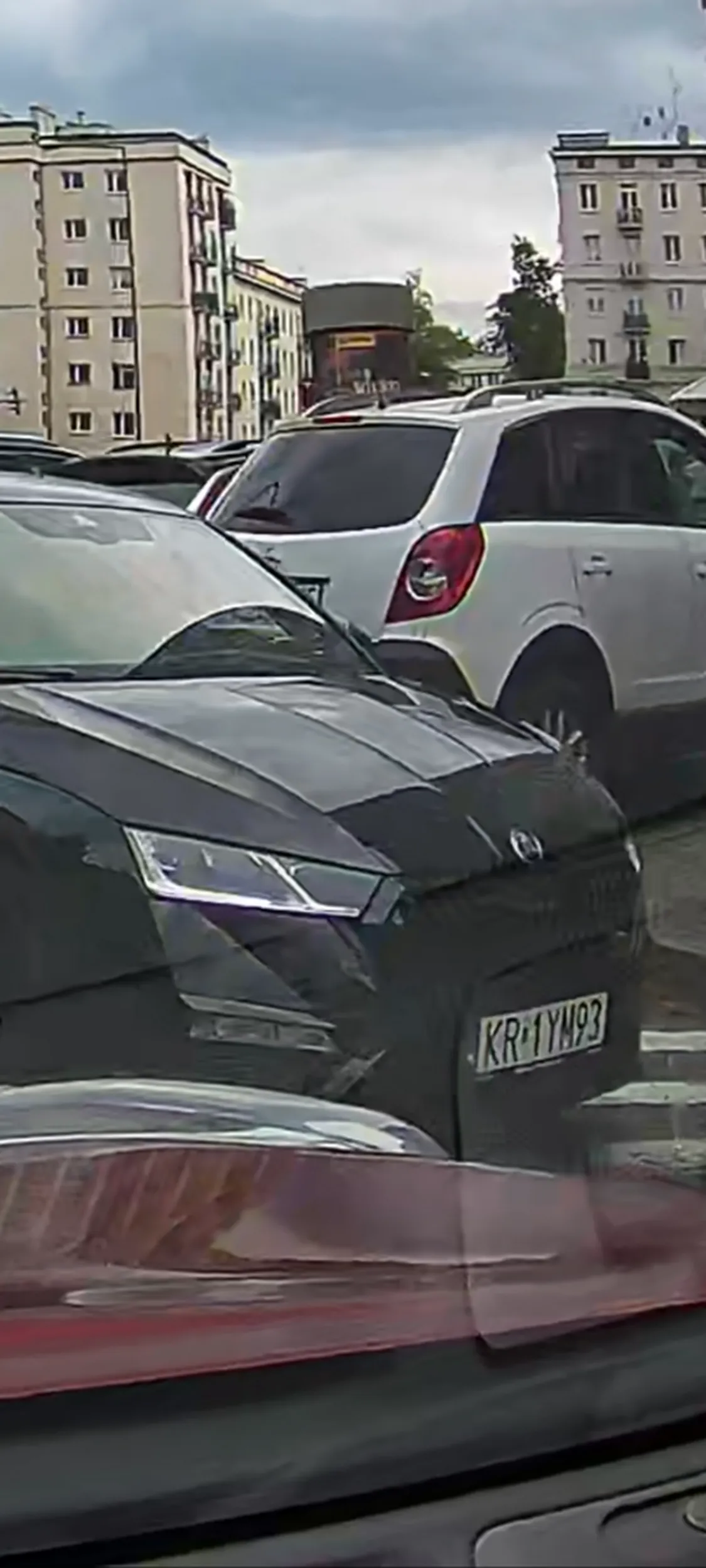 Jazda pod prąd, przekroczenie podwójnej ciągłej, korzystanie ze strefy z wyłączonej z ruchu. Jeszcze na łuku drogi. Po prostu mistrz.