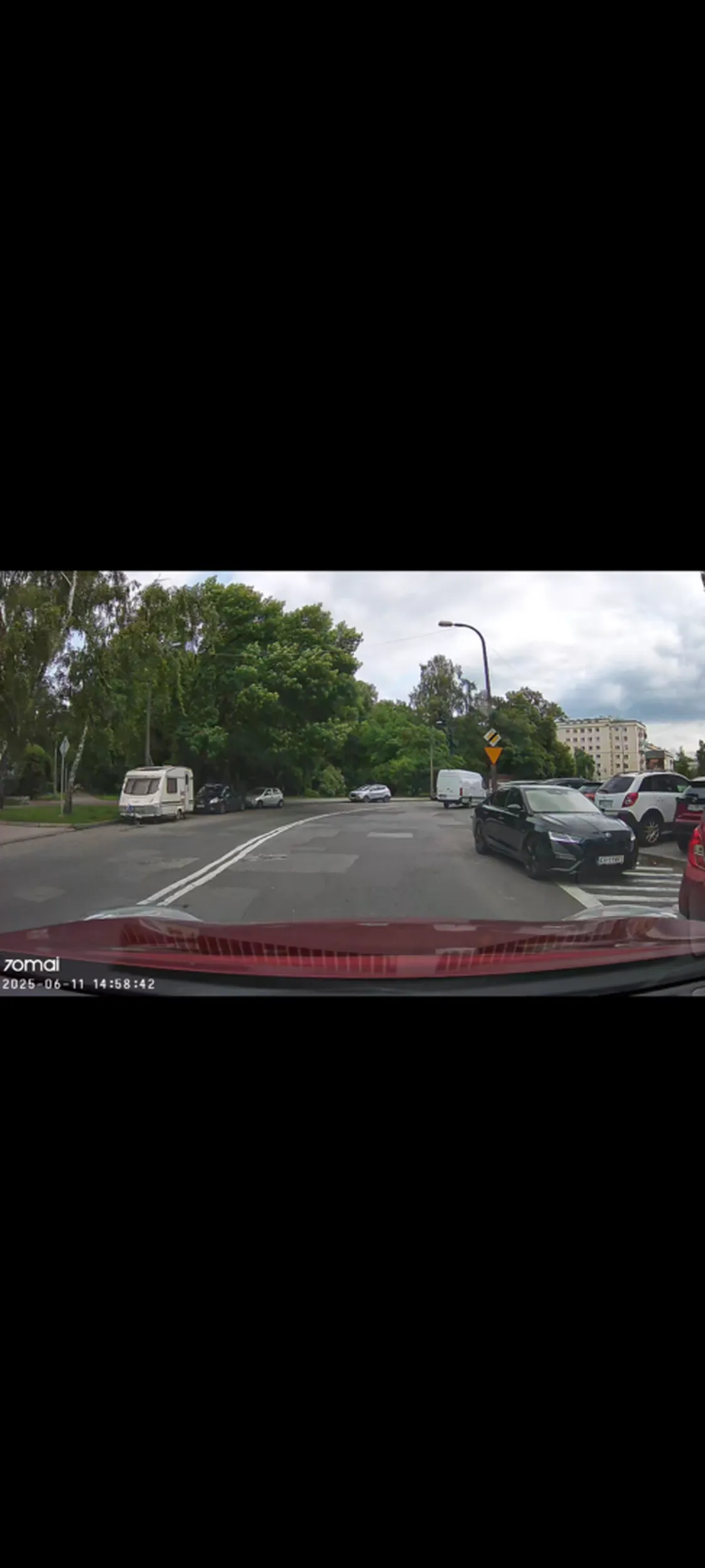 Jazda pod prąd, przekroczenie podwójnej ciągłej, korzystanie ze strefy z wyłączonej z ruchu. Jeszcze na łuku drogi. Po prostu mistrz.