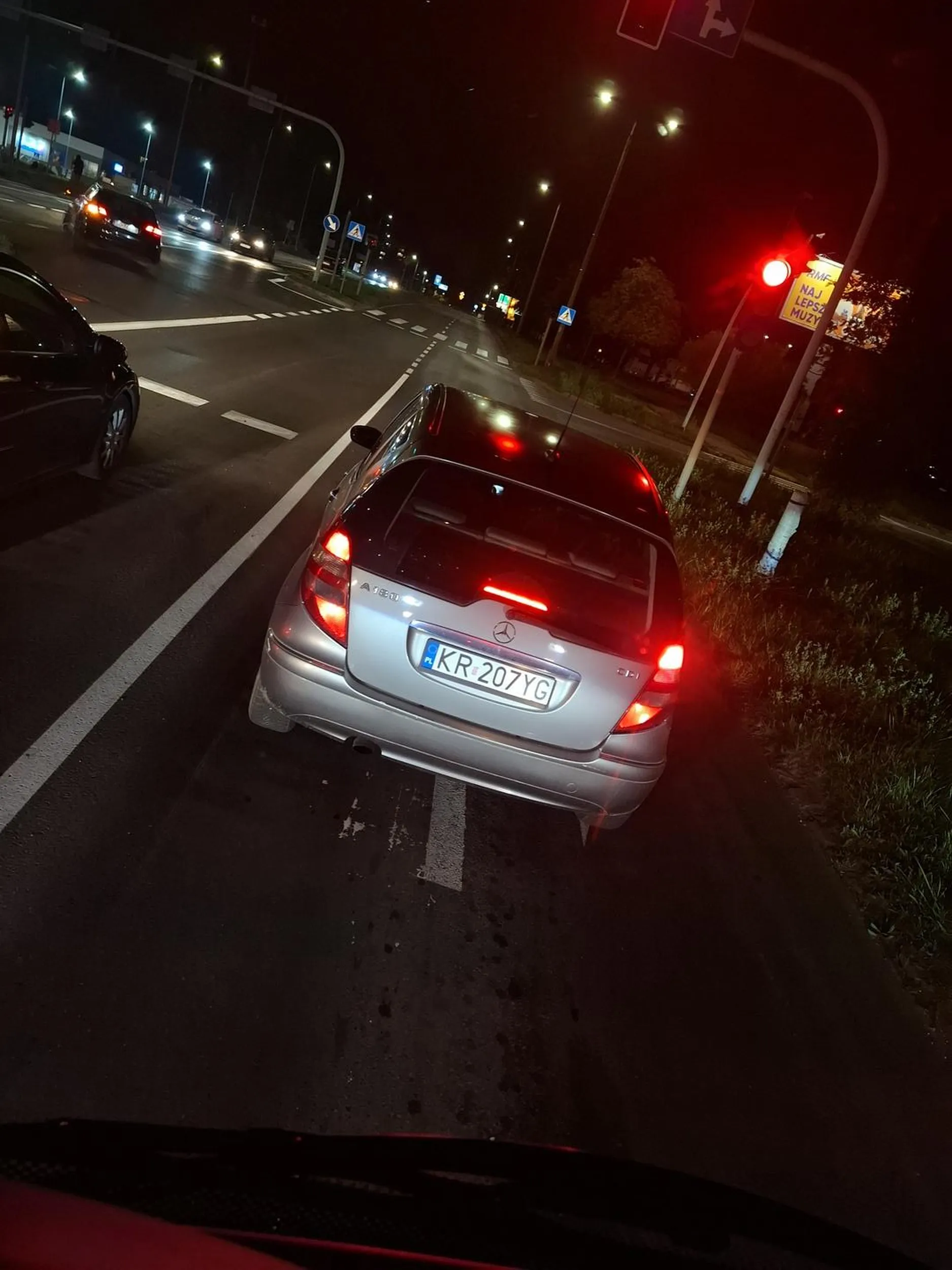 Gość widzi że przyspieszam autobusem i w ostatniej chwili i z lewego pasa wtrąca się na mój pas wymuszając nagłe hamowanie z ludźmi