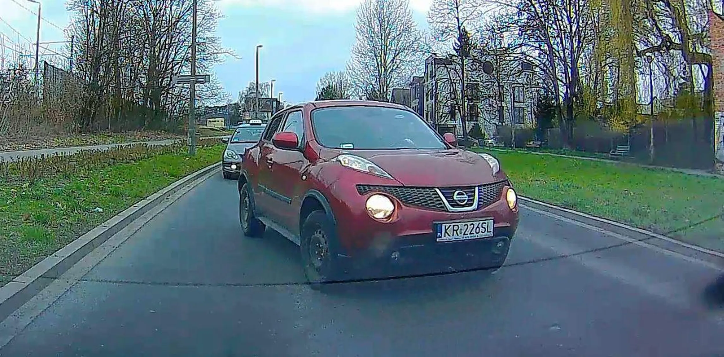 Pod prąd na skrzyżowaniu i na czołówkę? Czemu nie!  I jak wspaniale na tym wyszedł. xD Mistrz intelektu i zagrożenie na drodze.