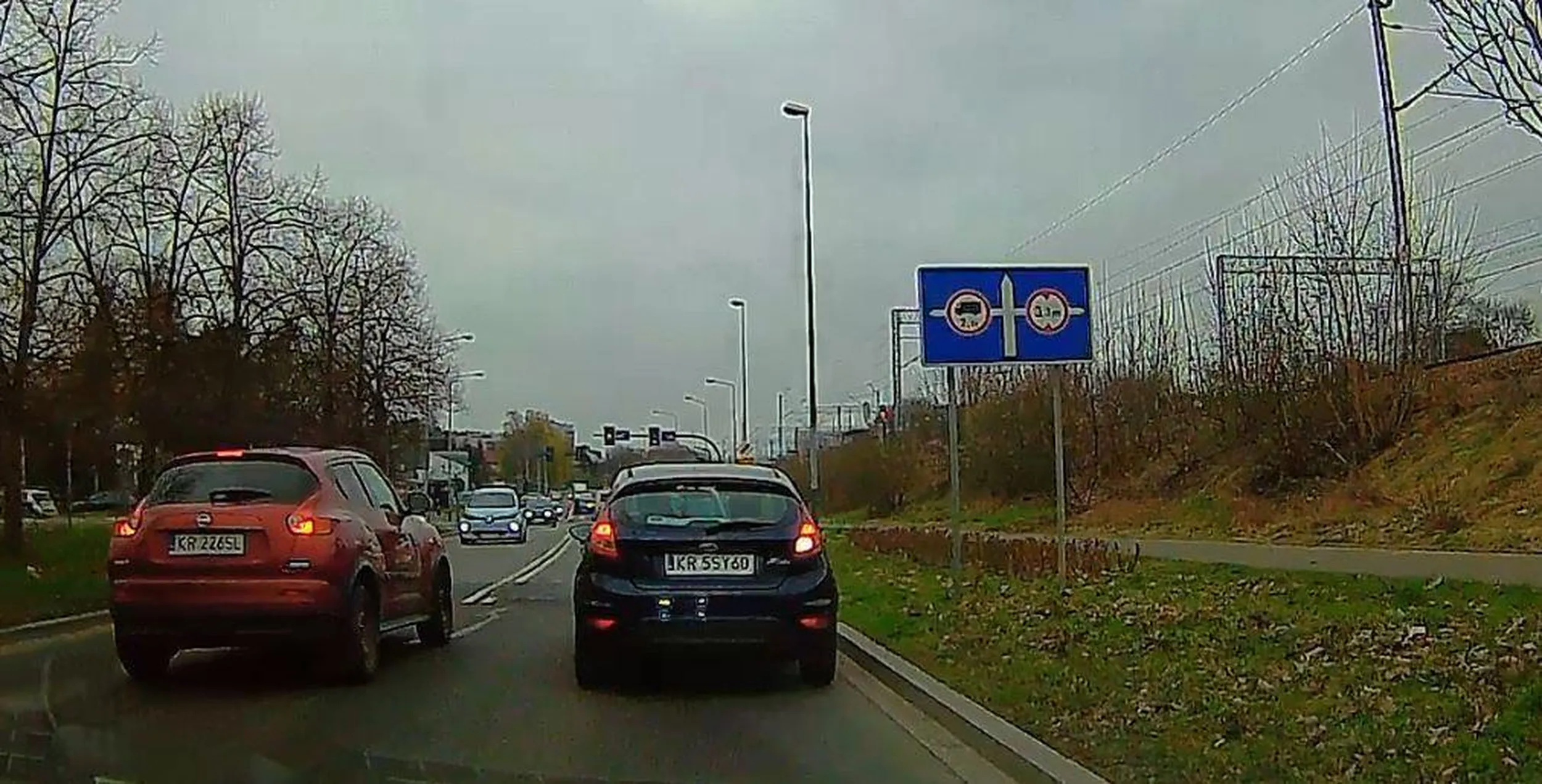 Pod prąd na skrzyżowaniu i na czołówkę? Czemu nie!  I jak wspaniale na tym wyszedł. xD Mistrz intelektu i zagrożenie na drodze.