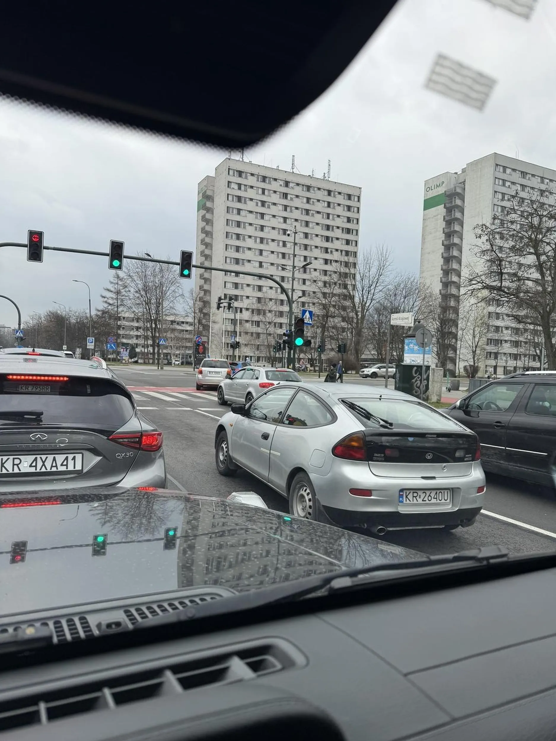 Pan straszył moją żonę w 9 miesiącu ciąży że ją zabije ,próbował się dostać do auta i napluł jej w szybę jak mu nie otworzyła klasa sama w sobie