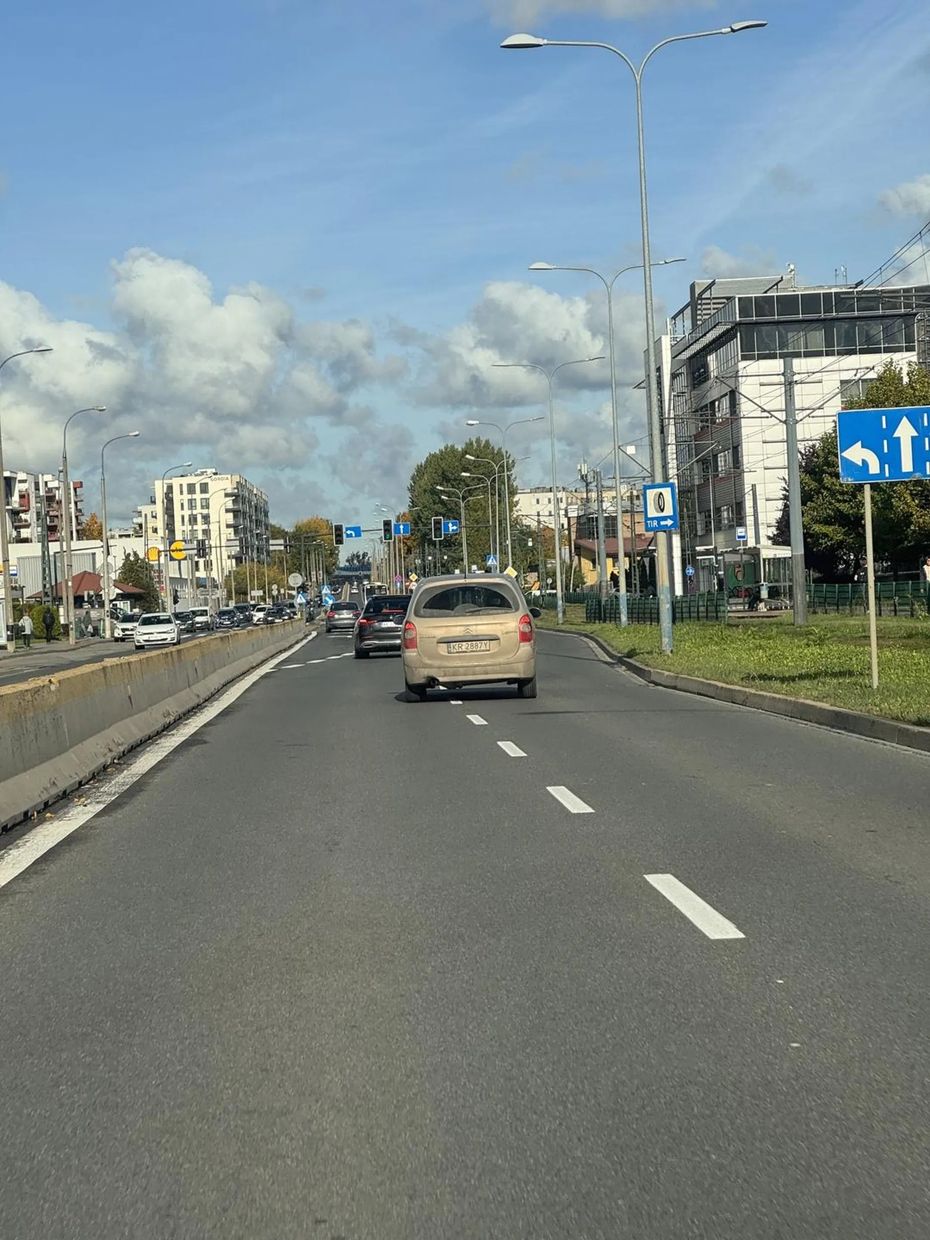 Kompletny wariat, rankiem terroryzuje kierowców w zabudowanym, siada na zderzaku, jedzie ponad 100km/h przez przejście na pieszych, kryminał to mało