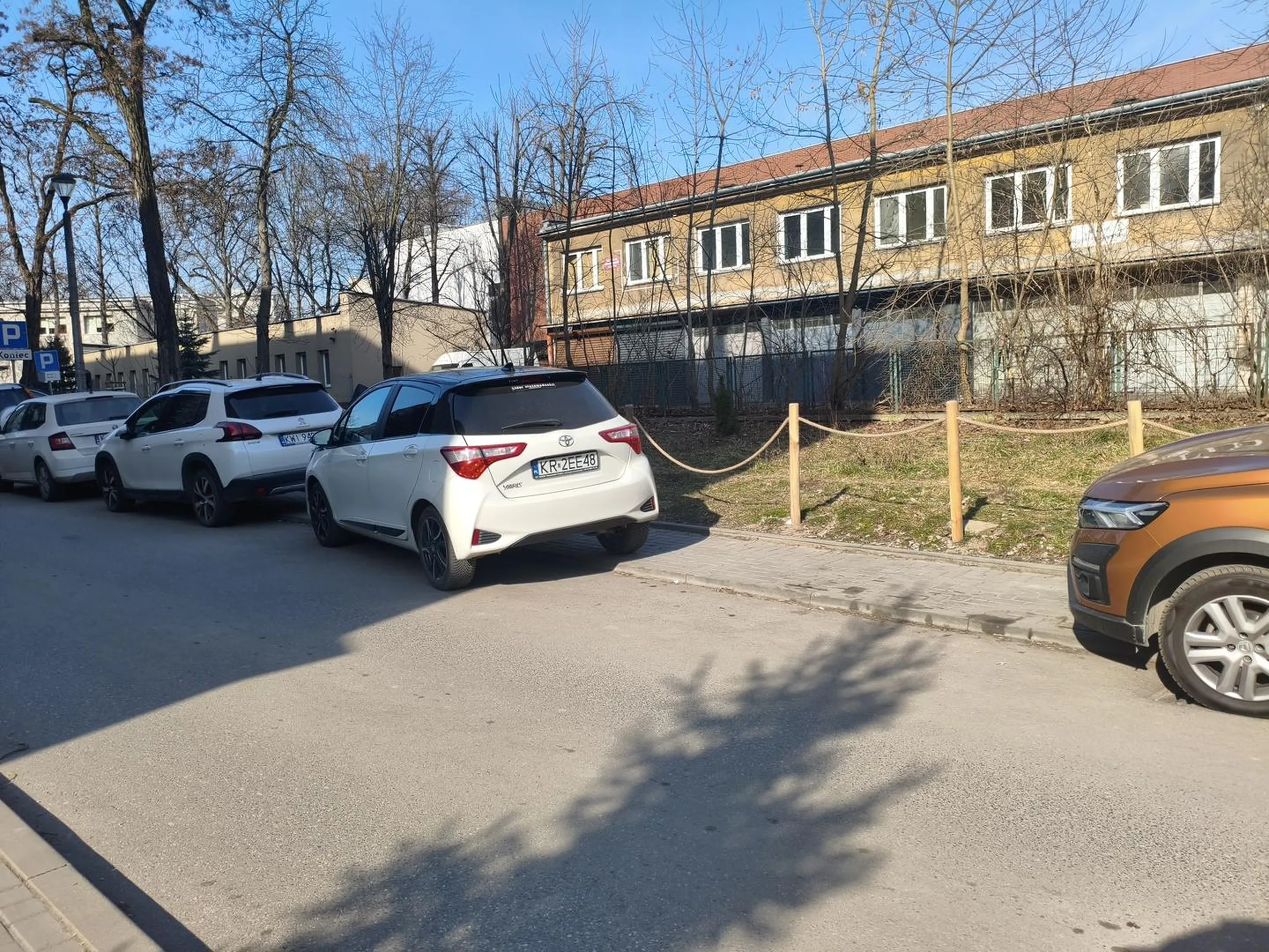 Kolejna z brakiem umiejętności parkowania równoległego...