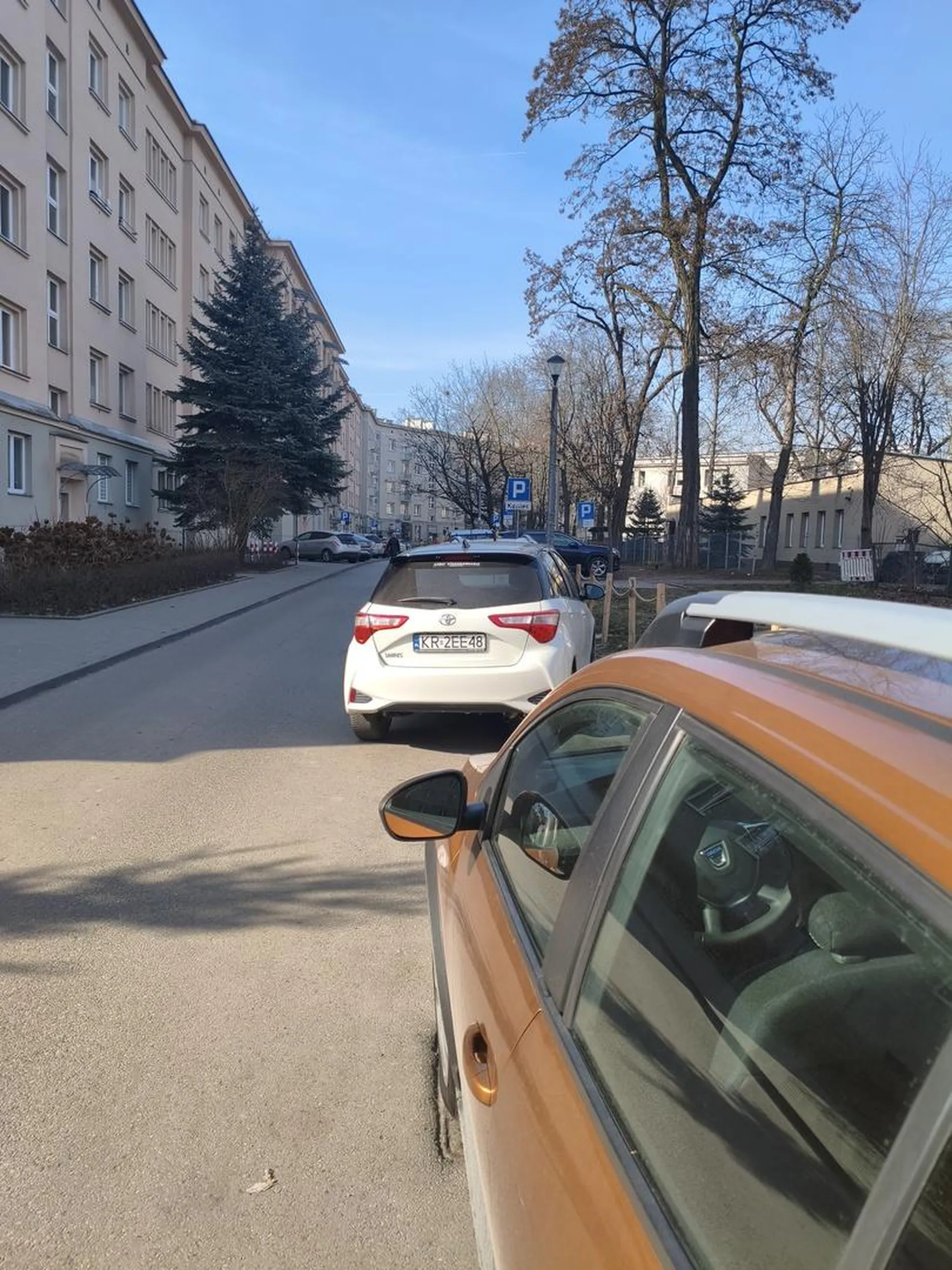 Kolejna z brakiem umiejętności parkowania równoległego...