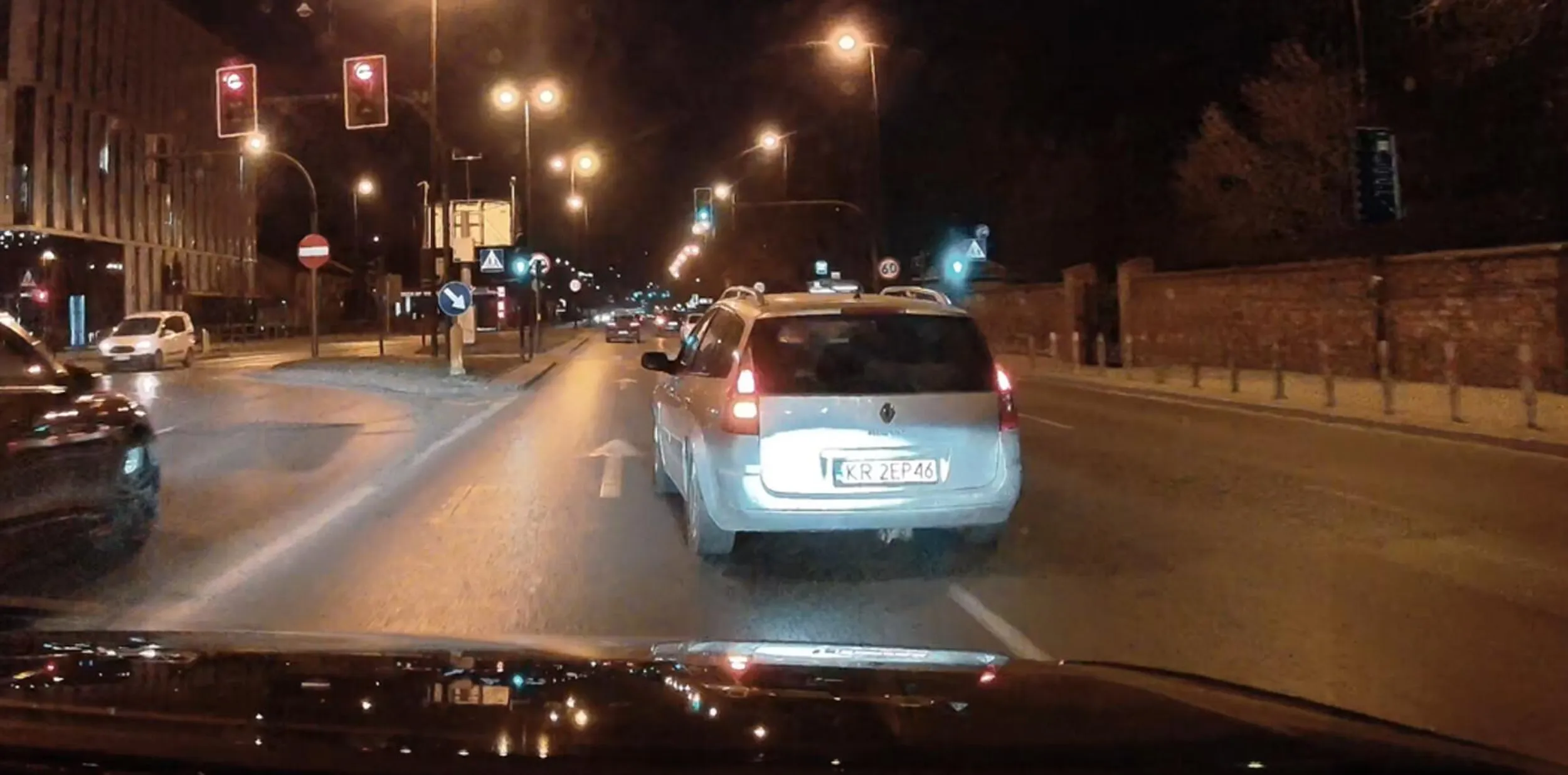 pierdoła wtacza się jadąc 30 km/h prosto pod koła na lewy pas, a potem przyklejony do niego jedzie długie kilometry, mając prawy pas wolny