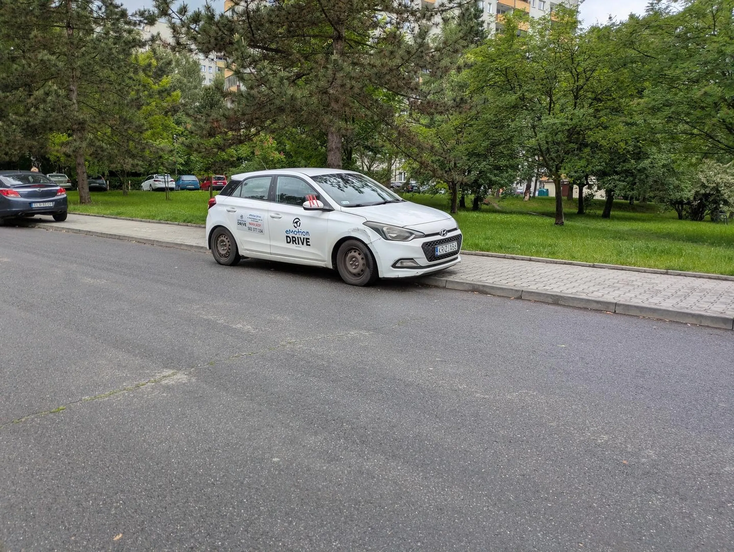 Nie polecam doszkalania jazdy instruktor nie sygnalizuje kierunkowskazami gdzie chce parkować no i tak pewnie uczy