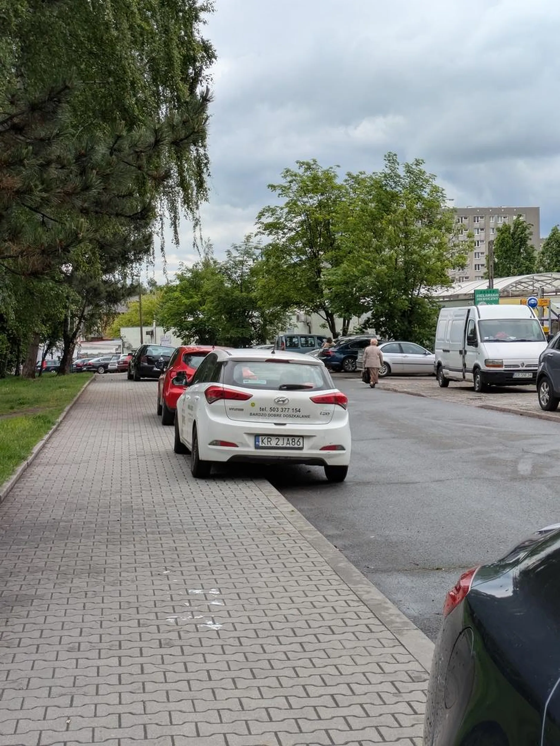 Nie polecam doszkalania jazdy instruktor nie sygnalizuje kierunkowskazami gdzie chce parkować no i tak pewnie uczy