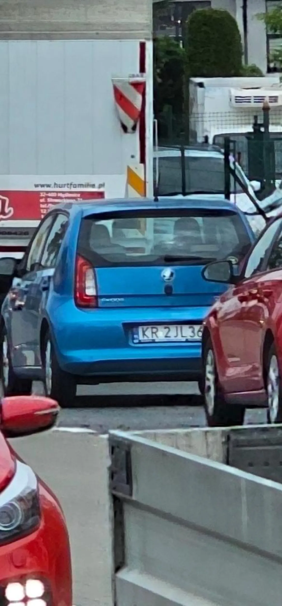 Wymusza pierwszeństwo, a później wyzywa i pokazuje środkowego palca, naucz się jezdzic tym małym gównem ?