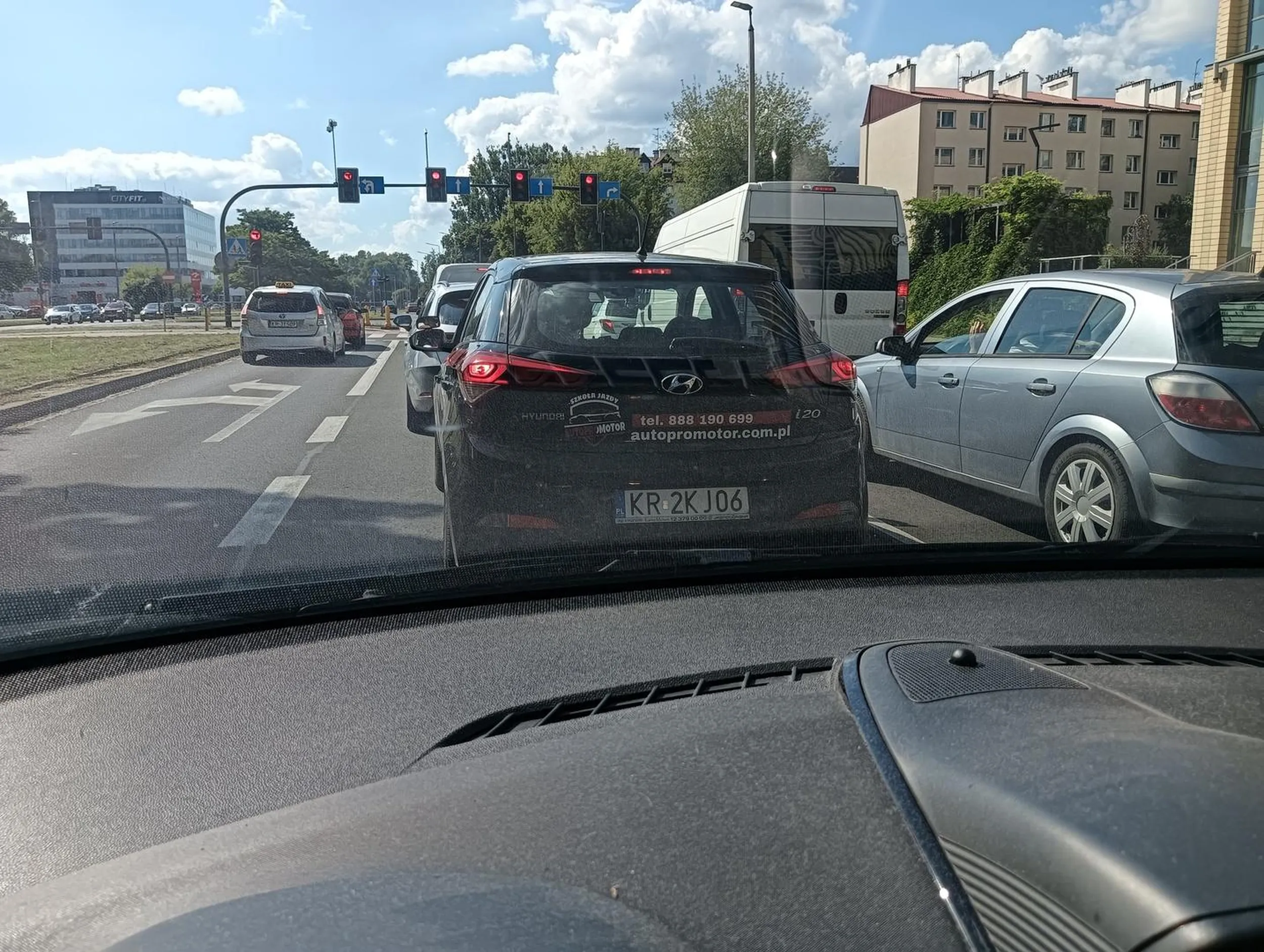 Instruktor którzy wymusza pierwszeństwo, wjeżdża pod maskę, jazda na zderzaku w mieście. Tragedia