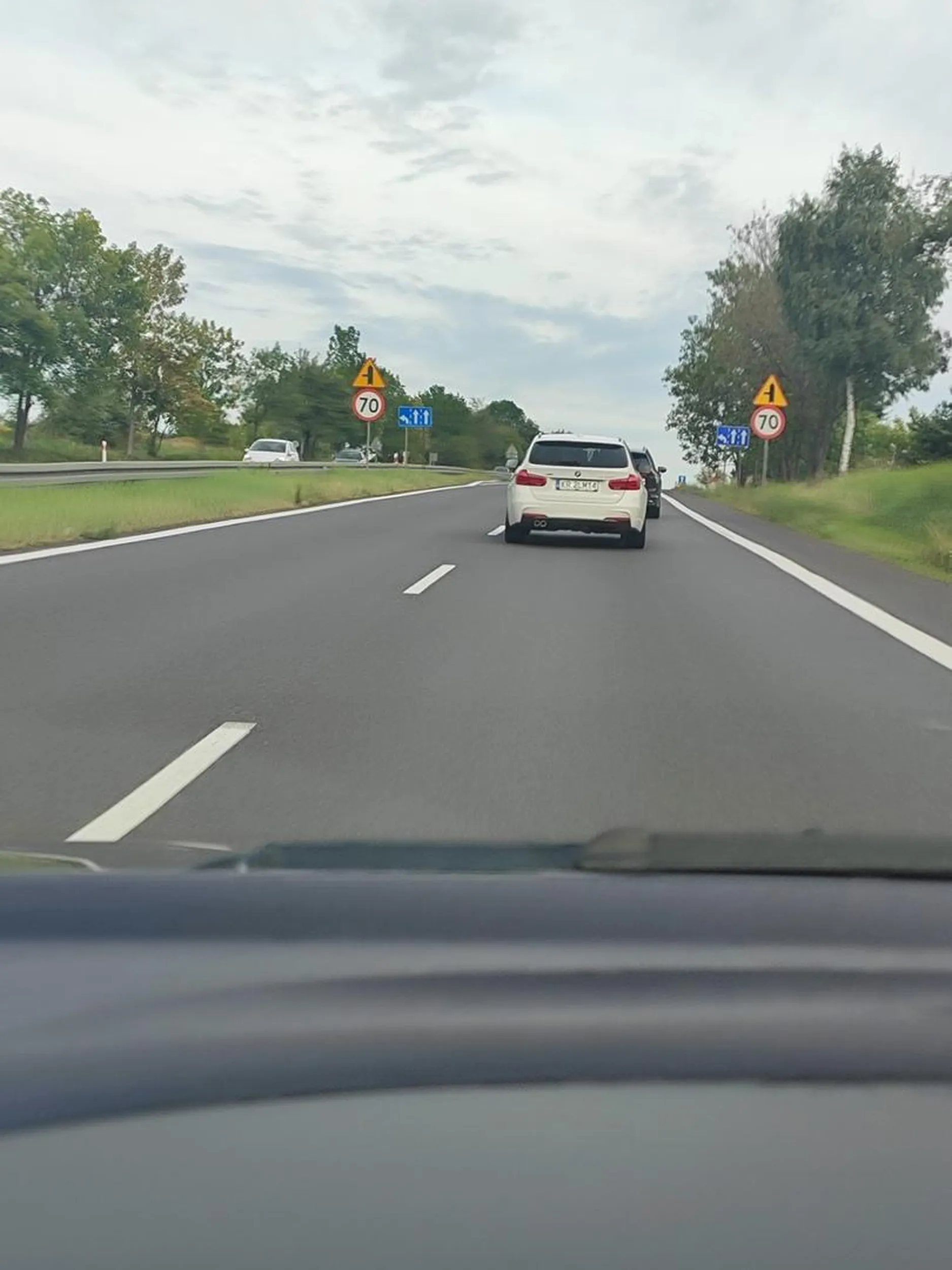 Chory pojeb. Jedzie na zderzaku innych aut przez całą drogę, zmieniając tylko ofiary.