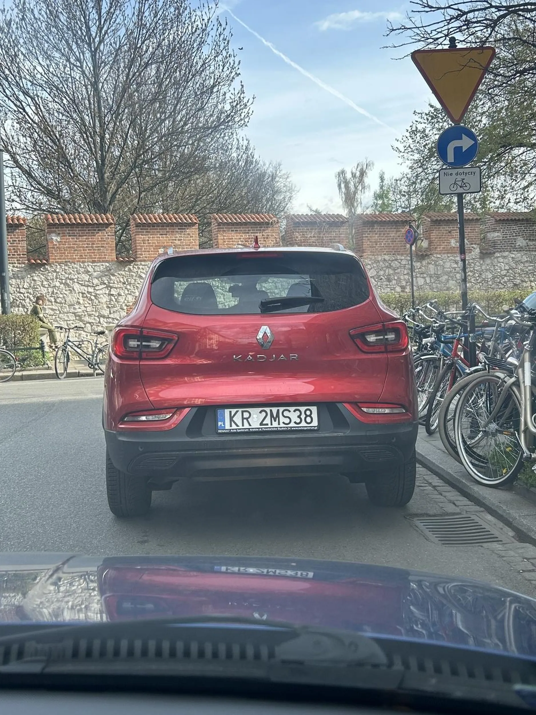 Bardzo inteligentny człowiek, auto zaparkował na skrzyżowaniu! Po co komu parkingi, jak auto można zostawić byle gdzie na drodze i niech inni się przejmują że nie ma przejazdu! Prawo jazdy to chyba na Ukrainie kupione, bo nie wierzę że w Polsce ktokolwiek ci je wydał ??‍♀️