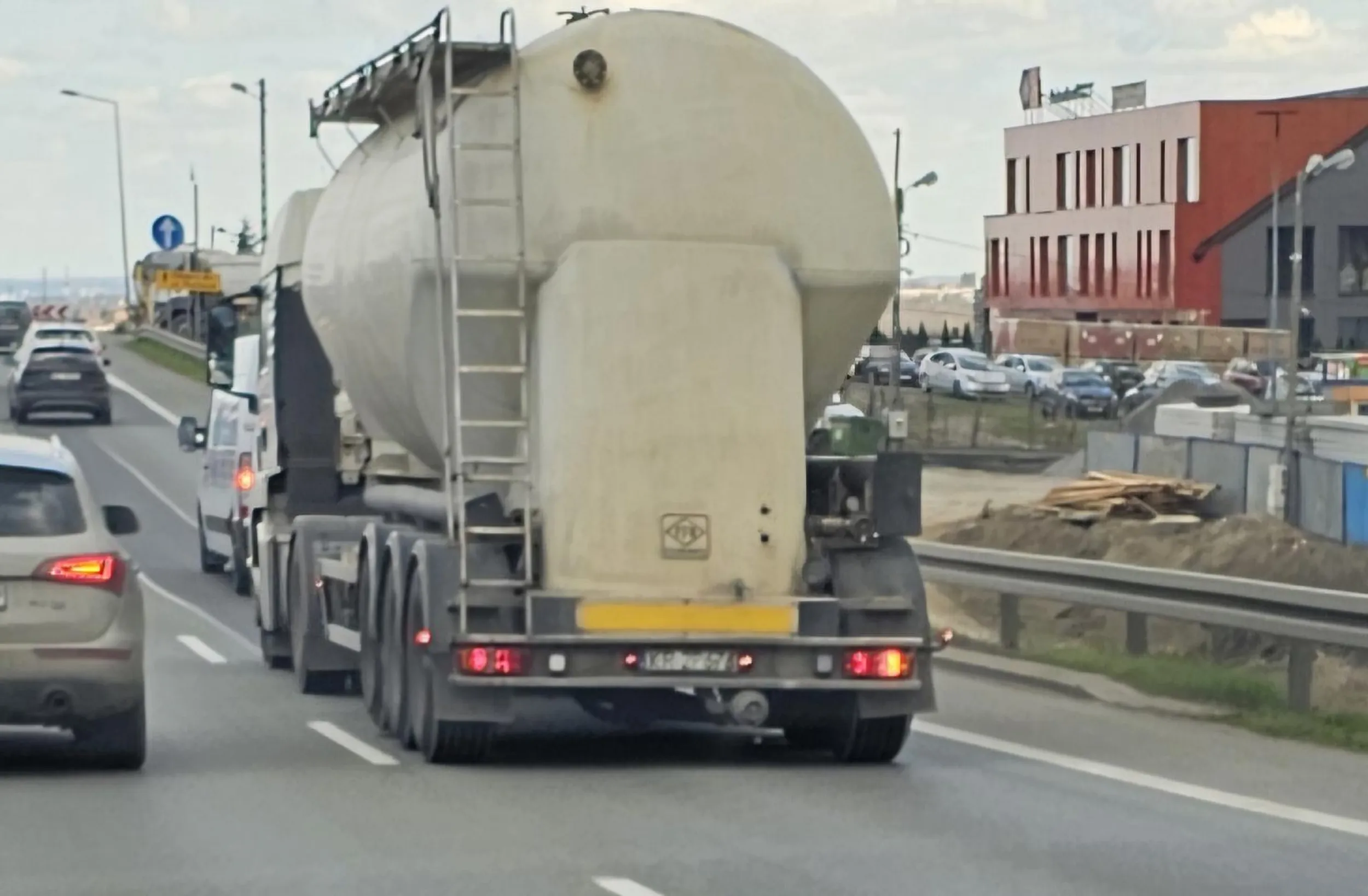 Kierowca TIRa z tą naczepą wisi na tyle pojazdów. Nie zachowuje bezpiecznej odległości