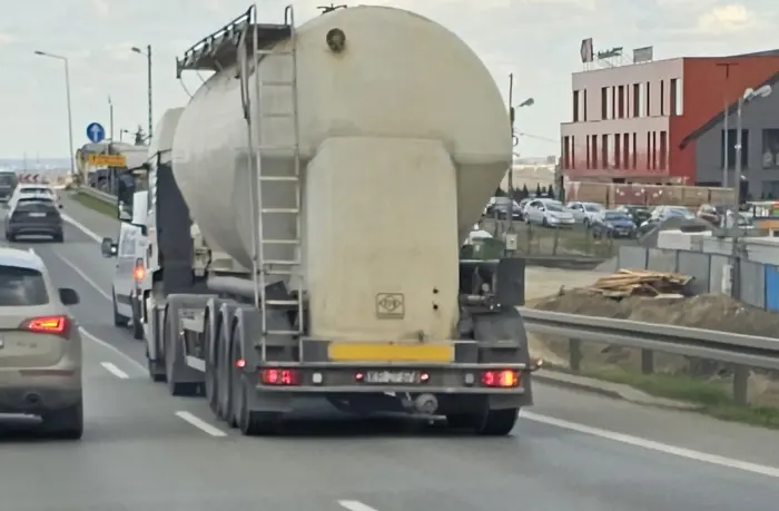 Kierowca TIRa z tą naczepą wisi na tyle pojazdów. Nie zachowuje bezpiecznej odległości