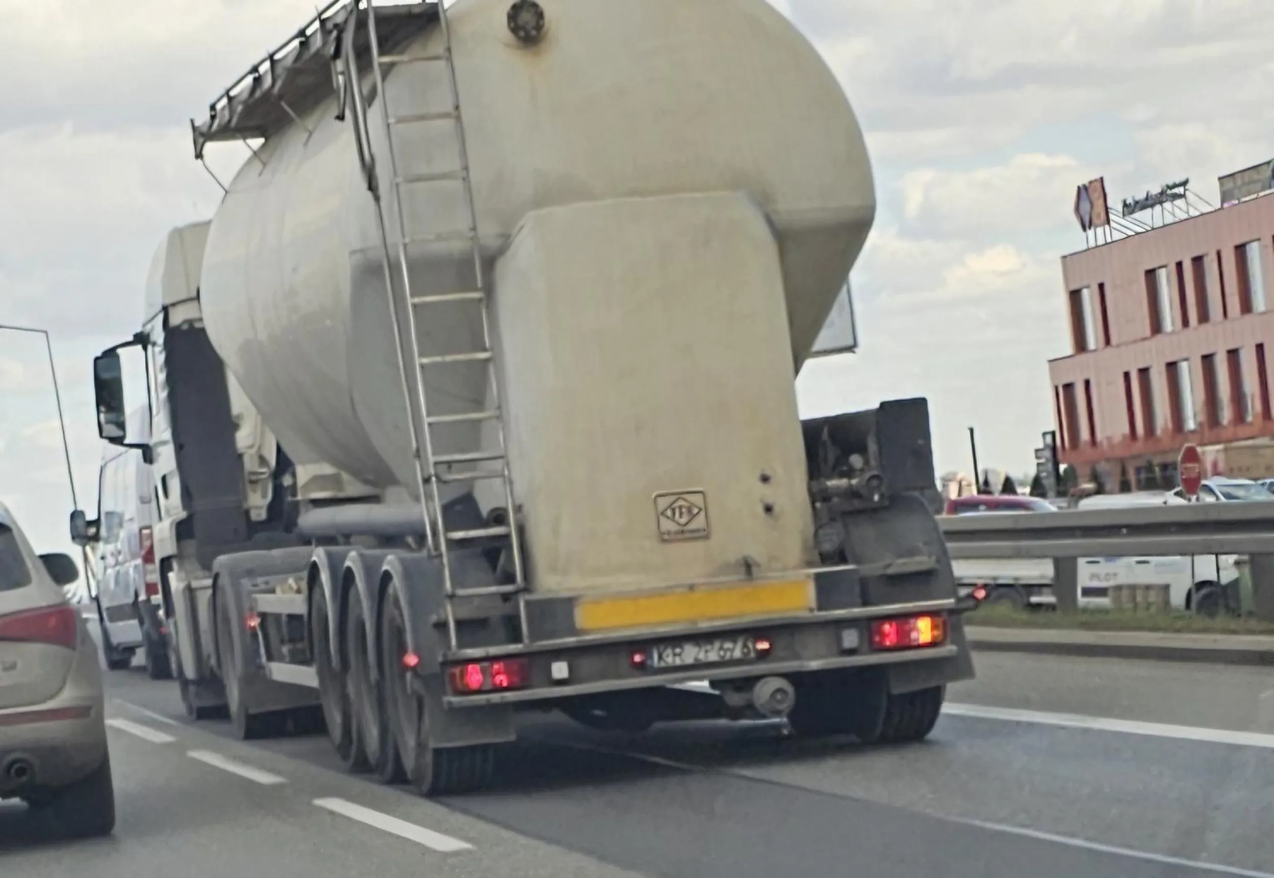 Kierowca TIRa z tą naczepą wisi na tyle pojazdów. Nie zachowuje bezpiecznej odległości