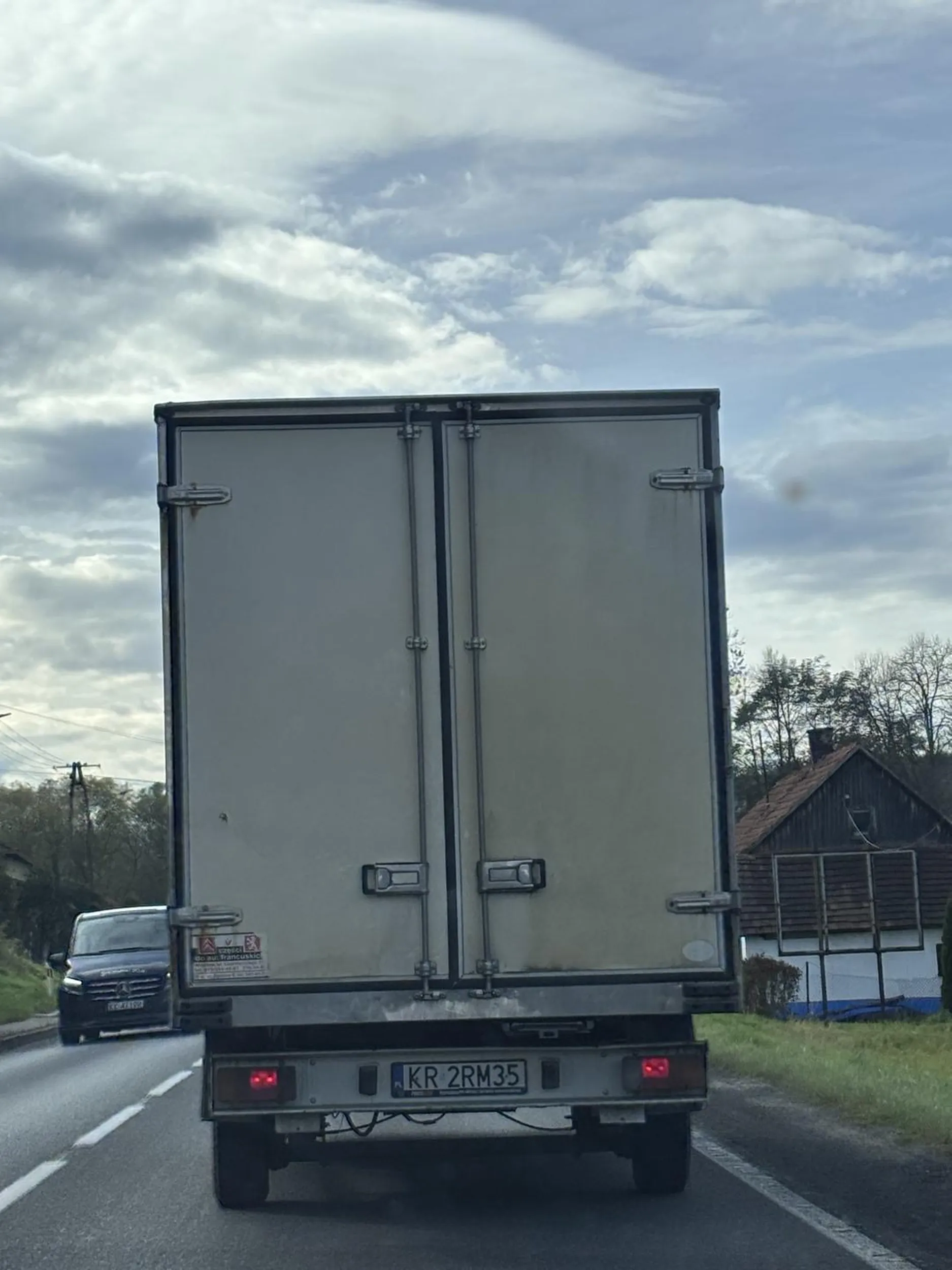 Skup się na drodze a nie patrzysz w telefon całą drogę i stwarzasz zagrożenie na drodze