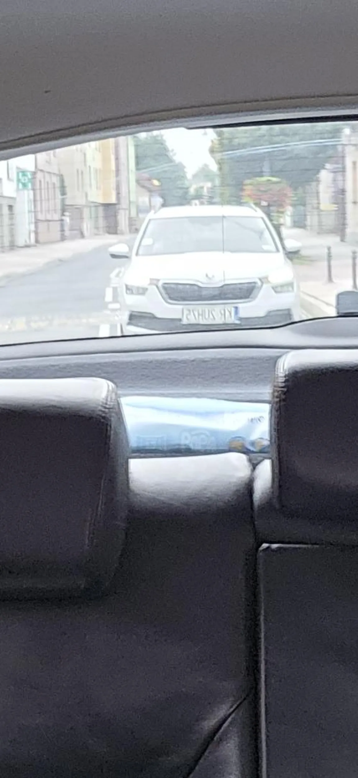 Kierowca agresywny wulgarny wyprzedza na przejeździe kolejowym przejściu dla pieszych.