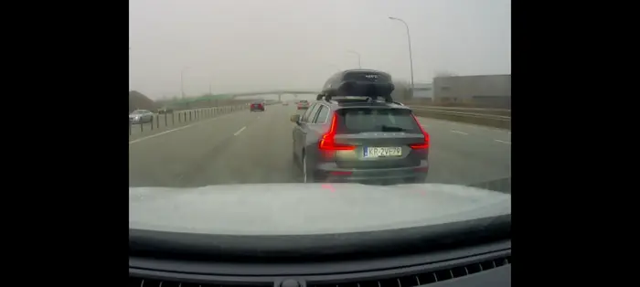 Kolego szanowny naucz się, że kierunkowskaz nie oznacza pierwszeństwa. Jak wymuszasz to miej godność przeprosić a nie pokazywać fucka bo się może to kiedyś dla Ciebie skończyć dużymi nieprzyjemnościami