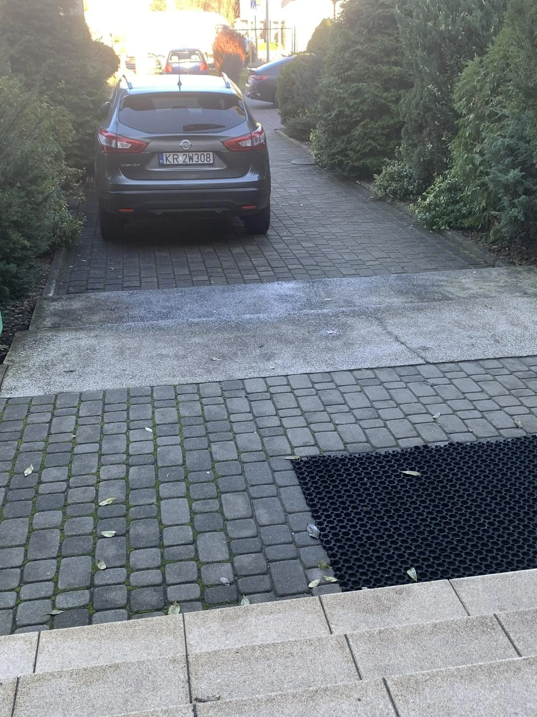 Gratuluję panu który pod szkołą wjechał na chodnik bo niezbędne było zaparkowanie pod samymi schodami i wejściem