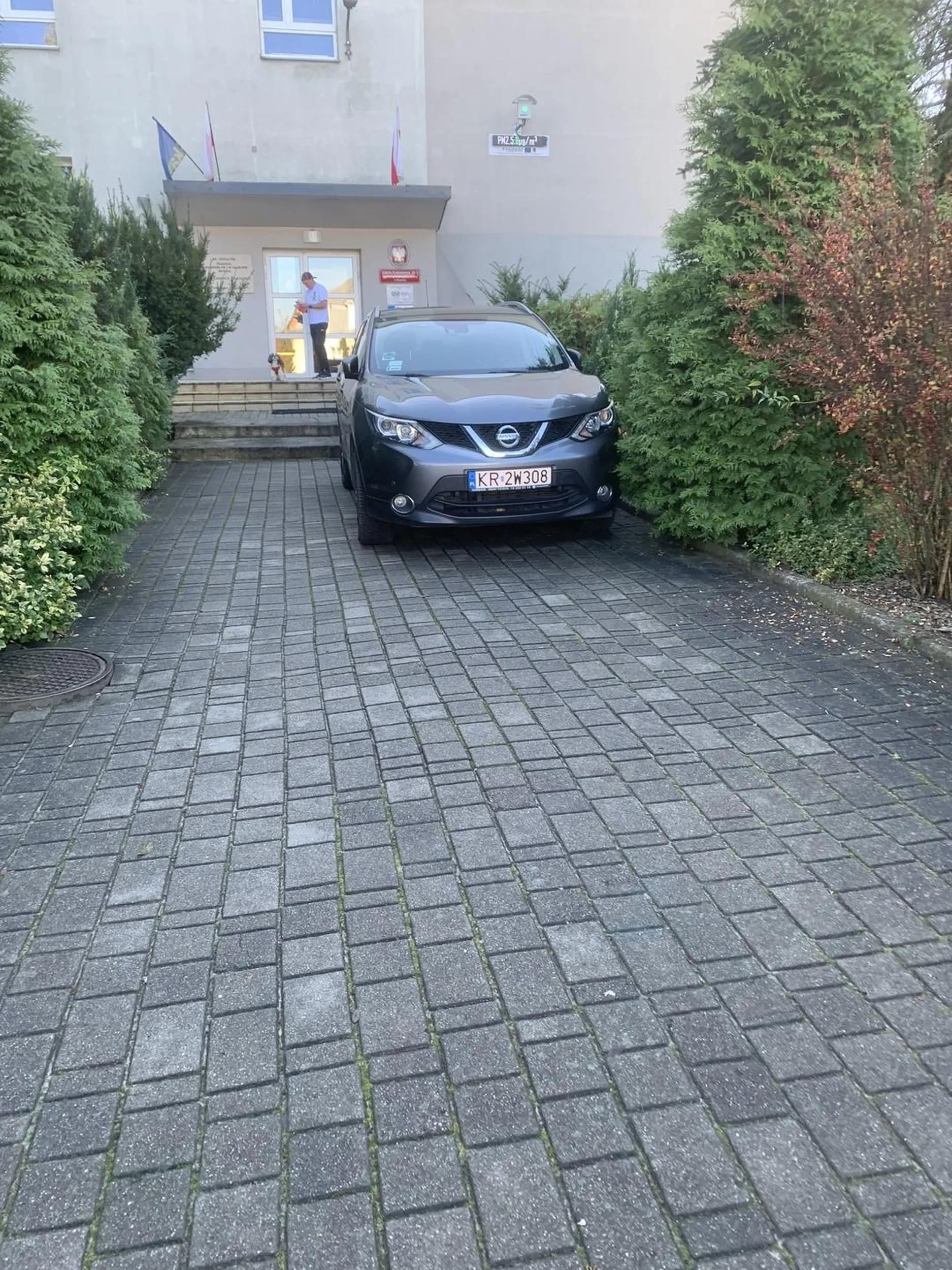 Gratuluję panu który pod szkołą wjechał na chodnik bo niezbędne było zaparkowanie pod samymi schodami i wejściem