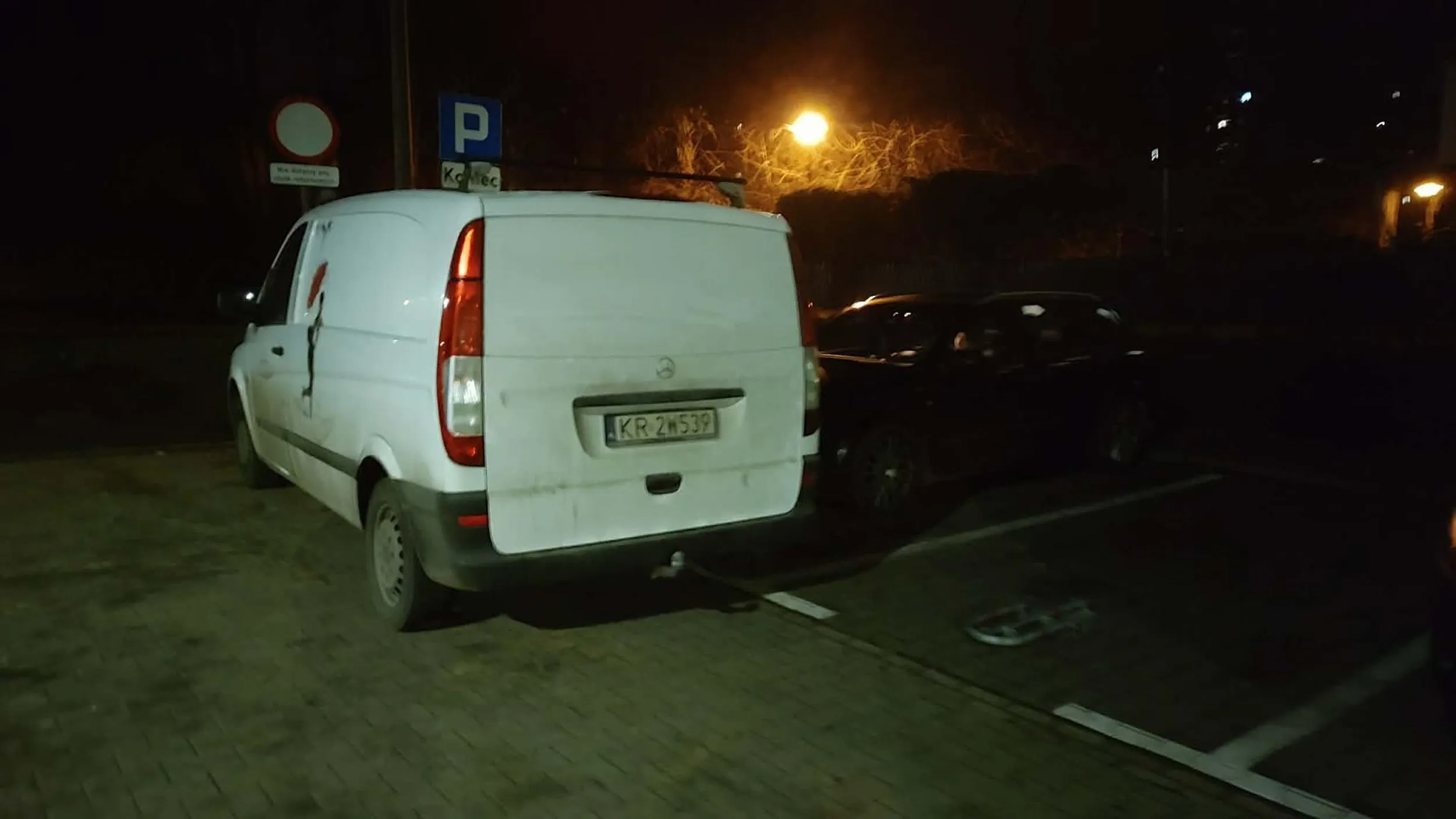Pan pięknie parkuje, blokując 3 miejsca parkingowe. Nie pozdrawiam