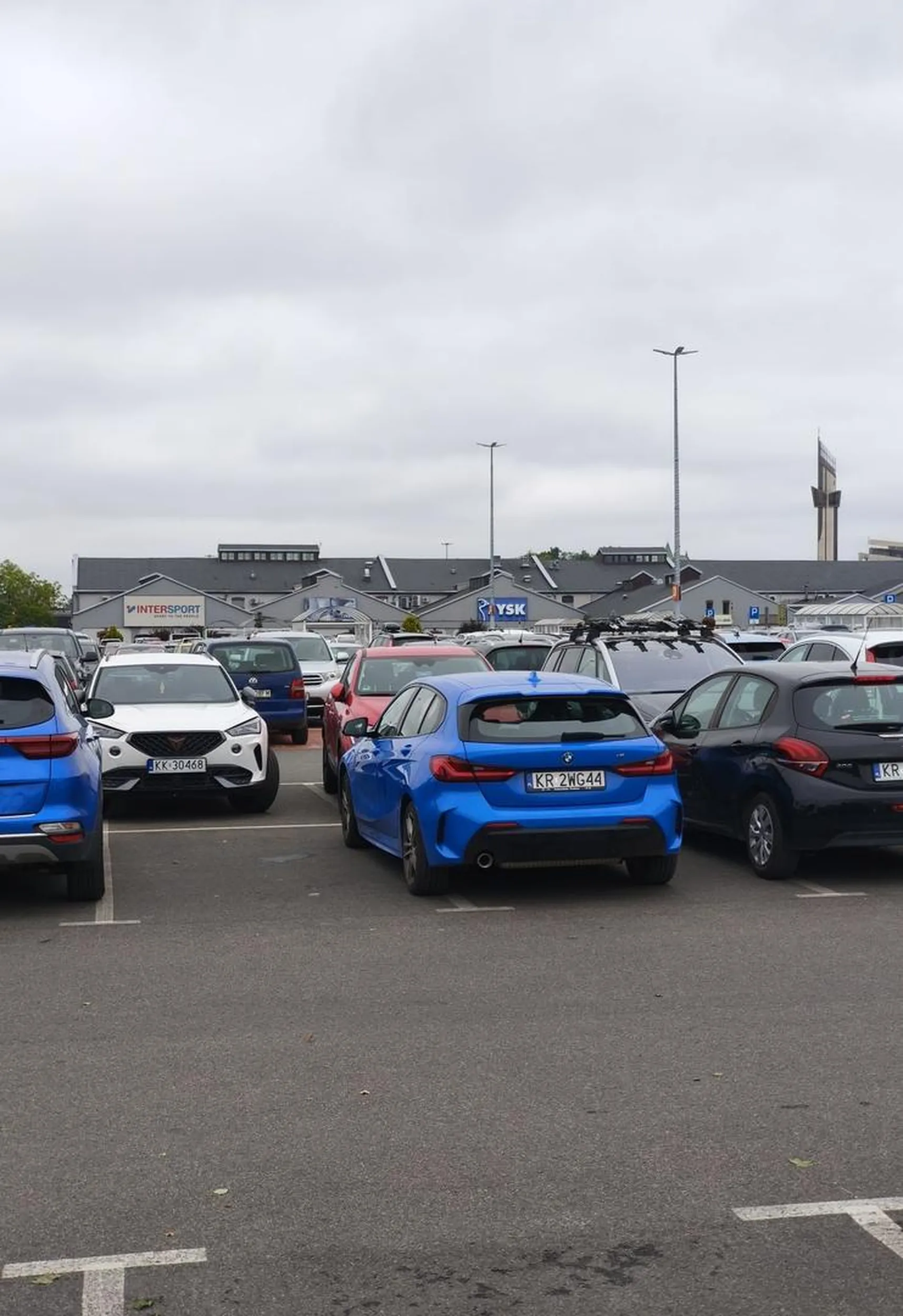 Kolejny bez wyobraźni na parkingu PH Zakopianka..