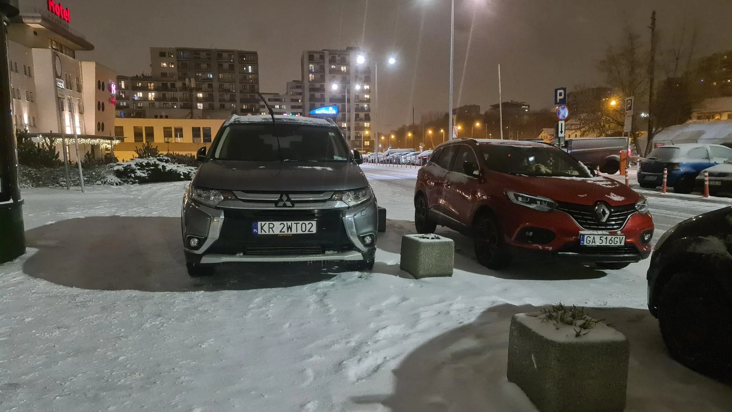 Śnieg przysłonił mu chodnik