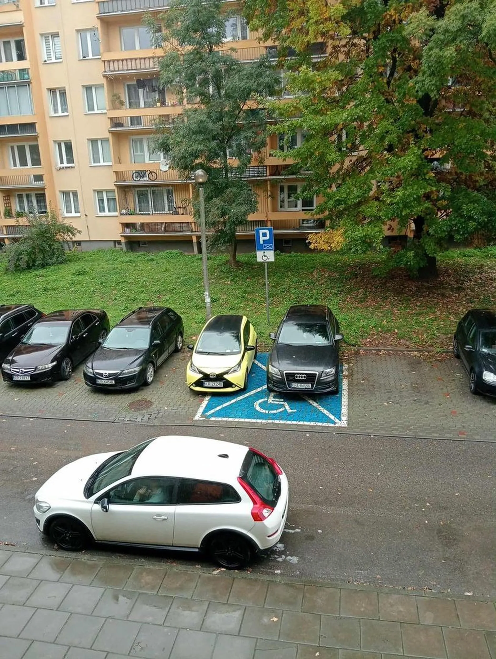 To ze ma Pani karte inwalidzka nie znaczy ze to miejsce pod blokiem jest wylacznie Pani, jesli inne auto akurat stoi to nie radze na sile wciskac sie obok bo druga osoba niepelnosprawna nie ma jak wysiasc, w szczegolnosci zze drugie miejscie inwalidzkie jest dostepne tylko dalej od Pani klatki ;)