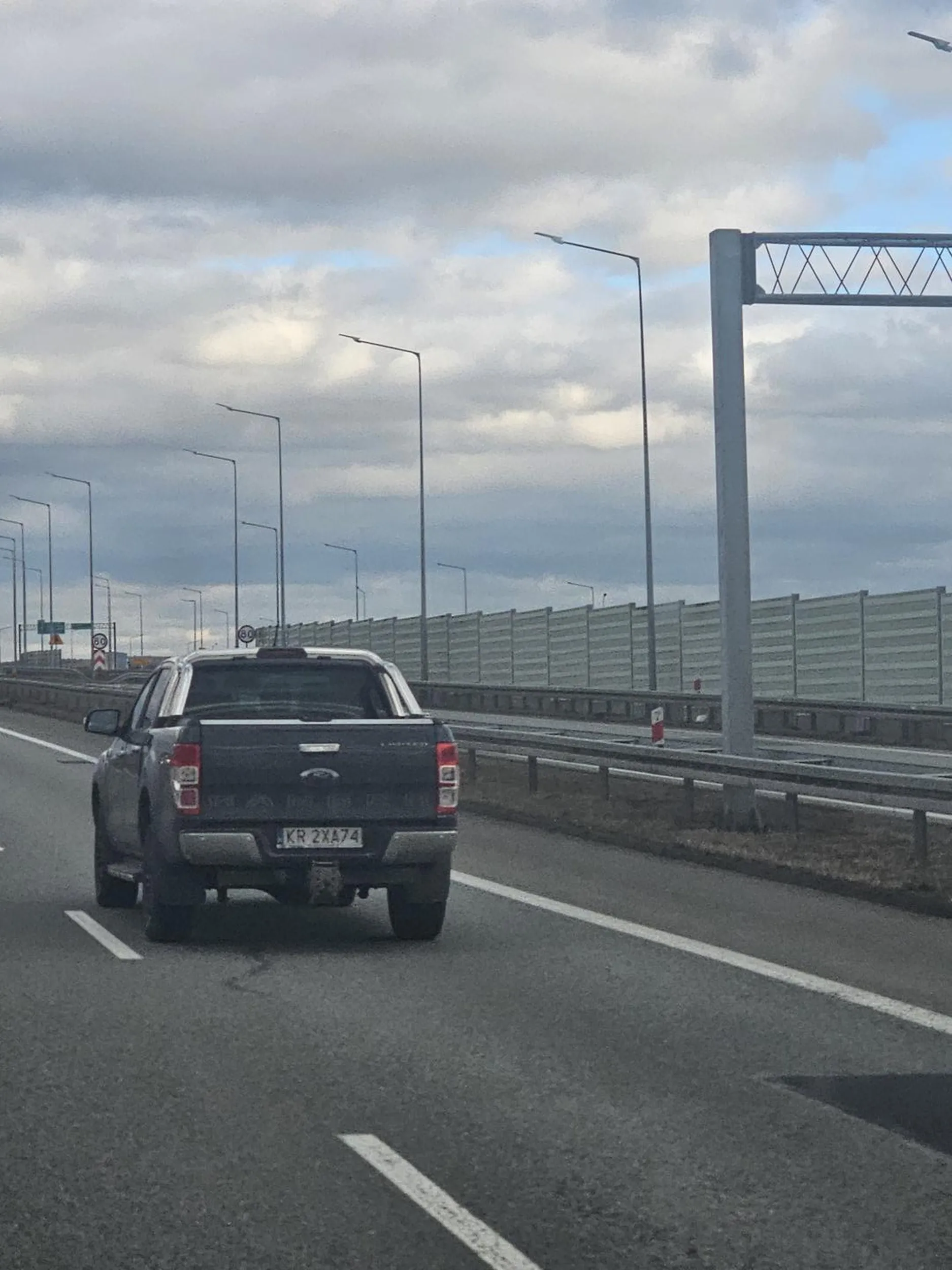 Uwaga na tego kierowcę, gdy skończyłem wyprzedzać zaczął trąbić i gdy ja znów próbowałem wyprzedzać blokował lewy pas zwalniając. Generalnie niebezpieczny kierowca nagranie wysyłam do policji !