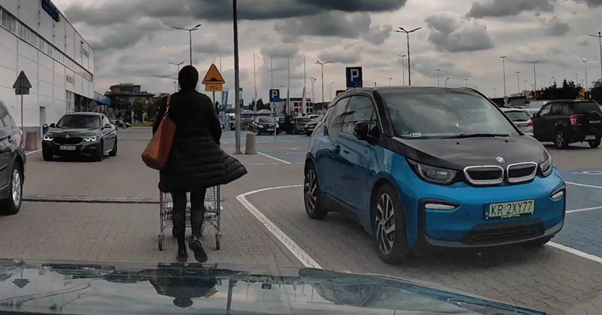 parkuje na obszarze wyłączonym z ruchu utrudniając widoczność na parkingu, bo dupy się nie chce ruszyć i trzeba zaparkować przy samym wejściu