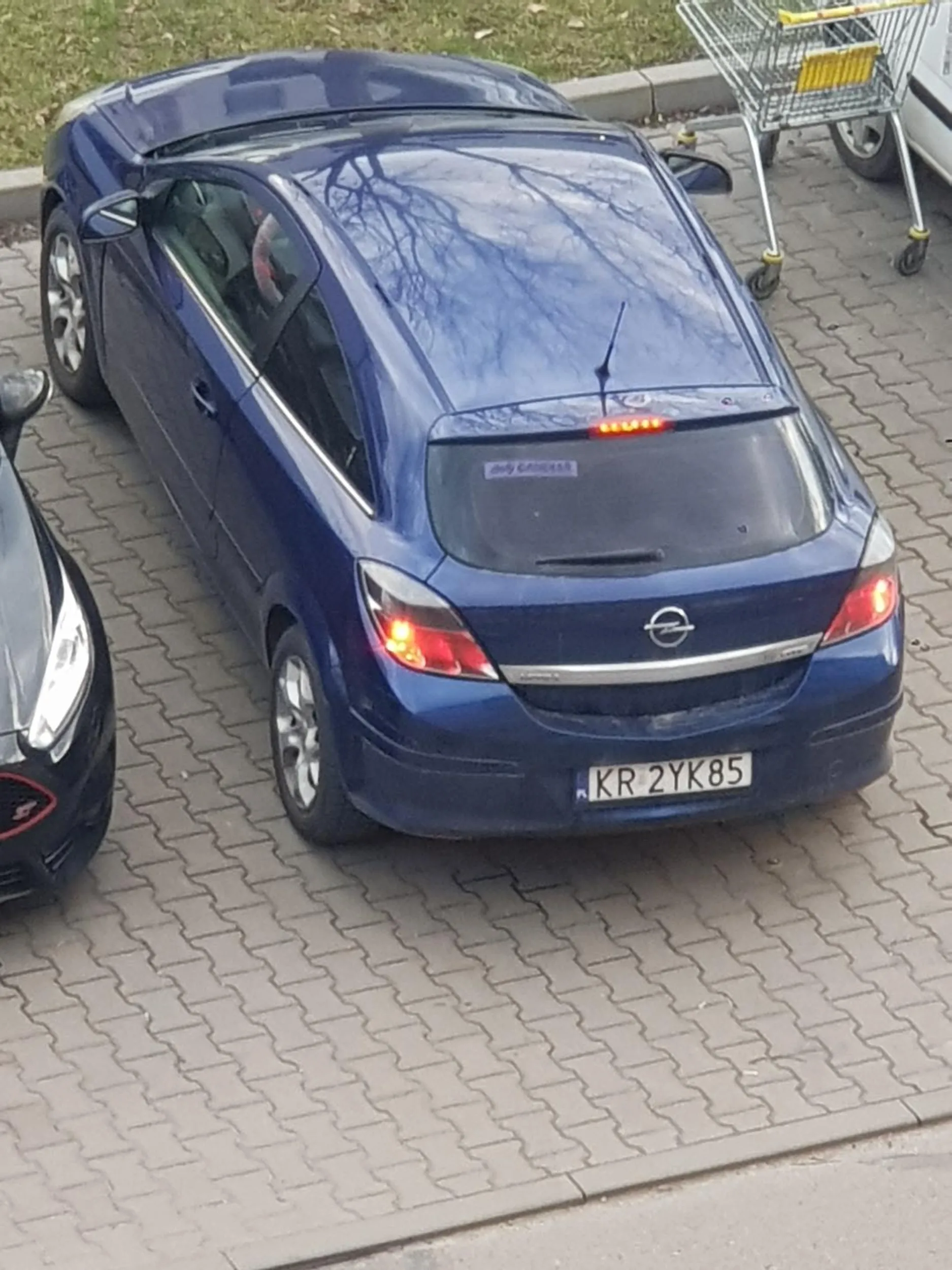 Chyba Pani zapomniała zabrać swoich śmieci z Osiedla Jagiellonskiego !! W załączonym zdjęciu kierowczyni tego kto auta jednym wózkiem zakupowym uderzyła w samochód obok A drugi wózek zostawiła po zrobionych zakupach bo po co Księżna ma odwozic w wyznaczone miejsce !! Nie trawię takich ludzi i napewno poniesiesz konsekwencje