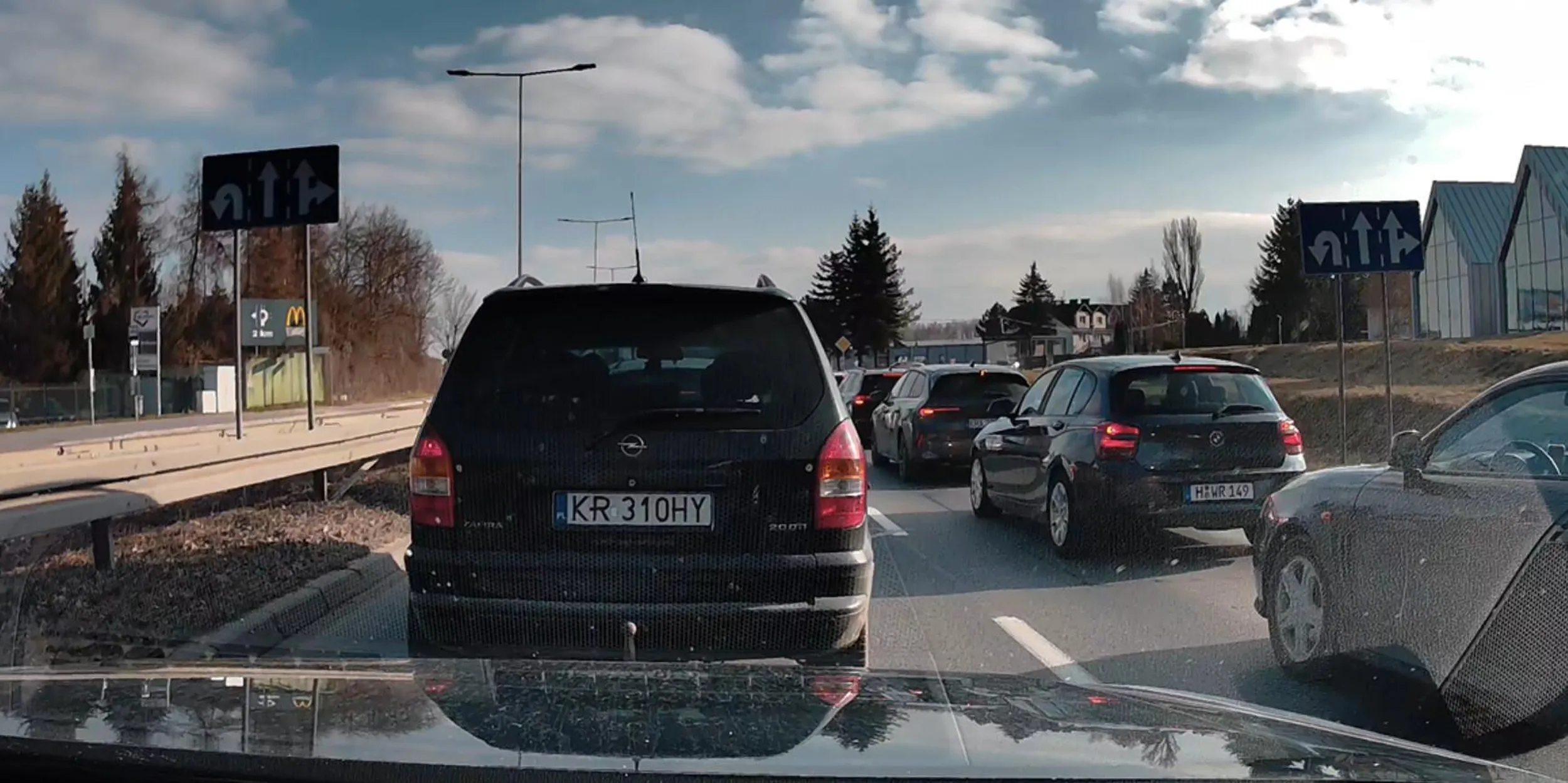 król lewego pasa przyklejony do niego przez długie kilometry, po to by w ostatniej chwili przeciąć 3 pasy na skrajny prawy, bo przypomniał sobie że skręca